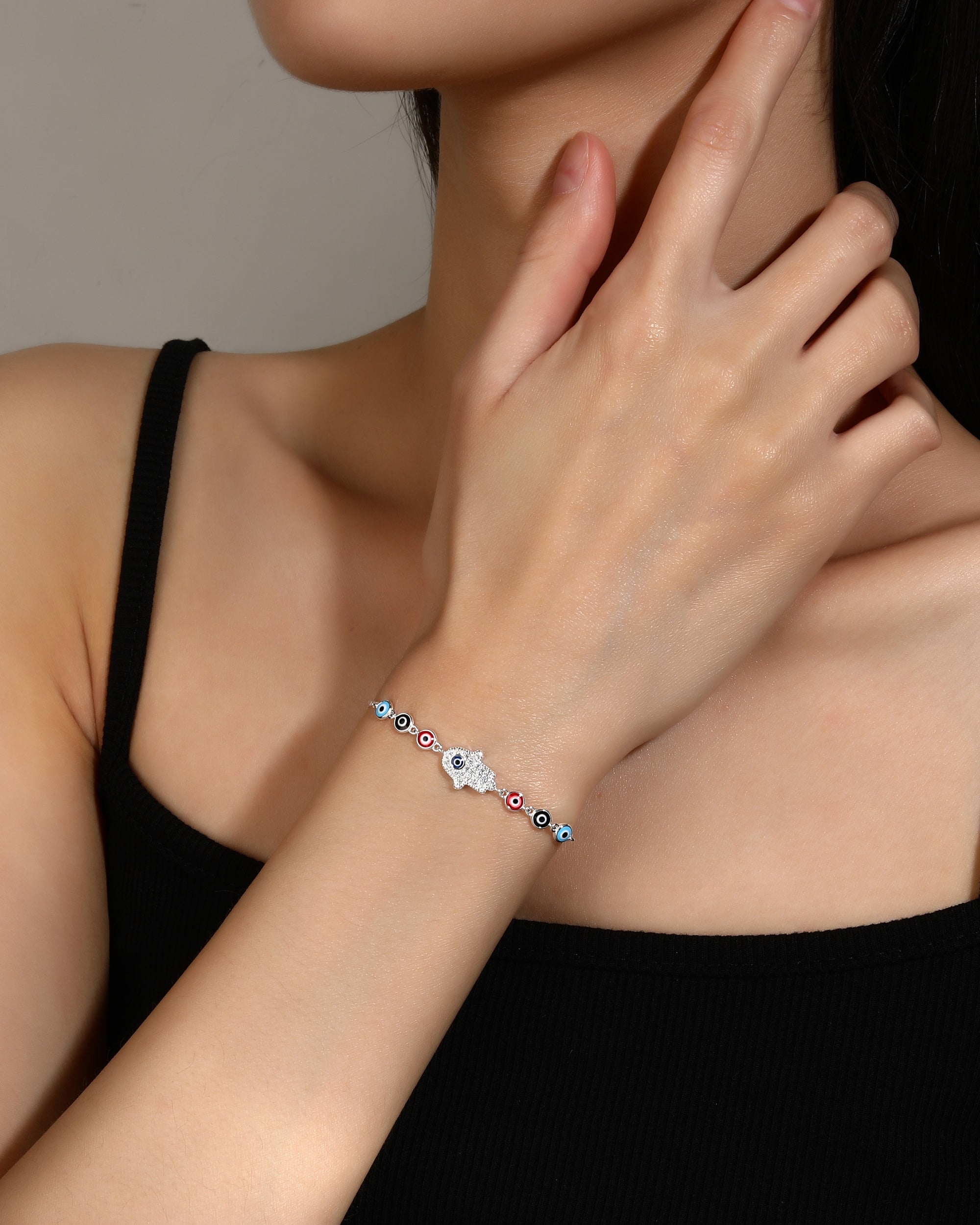 Pulsera de ojitos y mano de fatima con esmalte multicolor 17+3cm en plateado