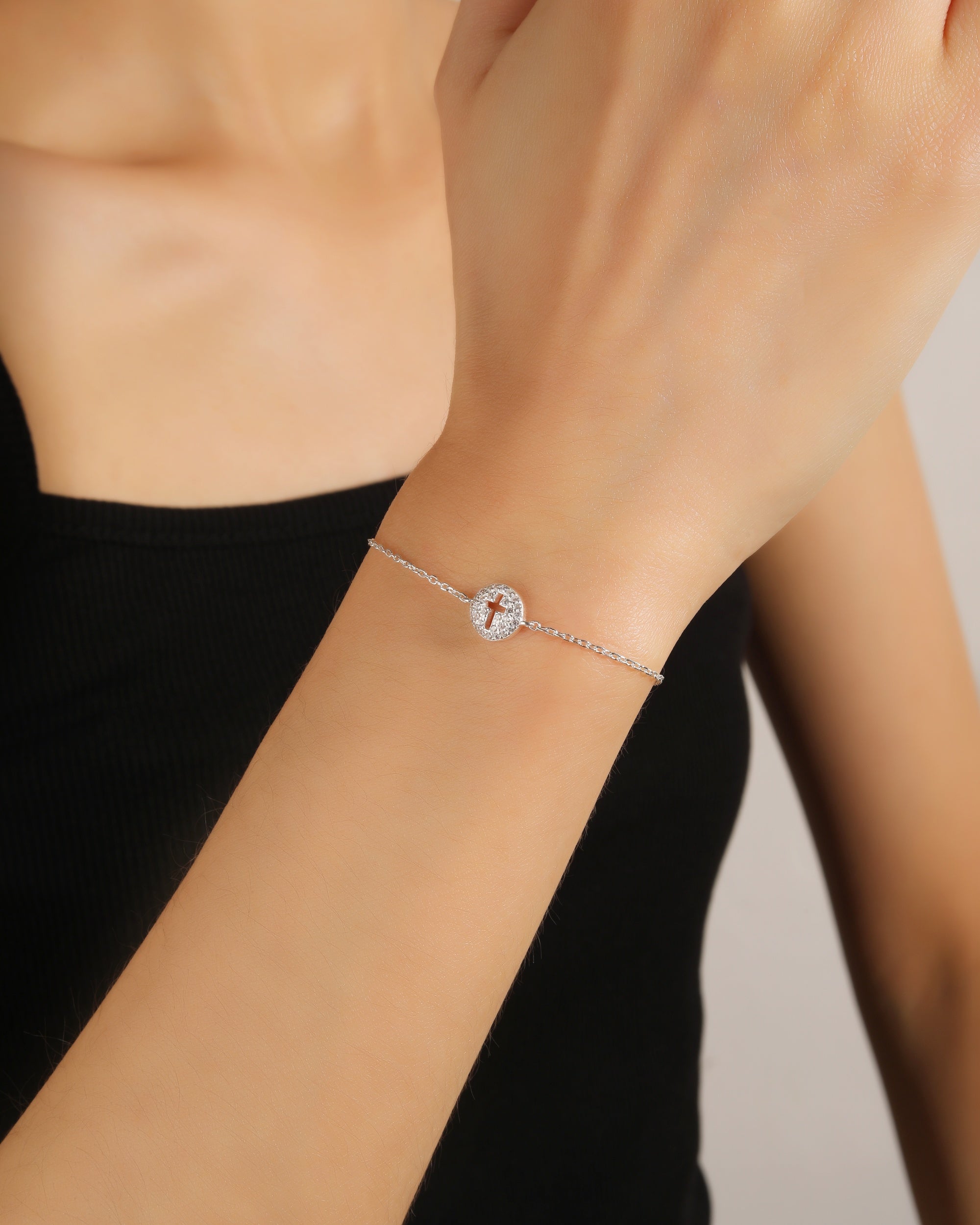 Pulsera sencilla de Cruz con circonia blanca 17+3cm en plateado