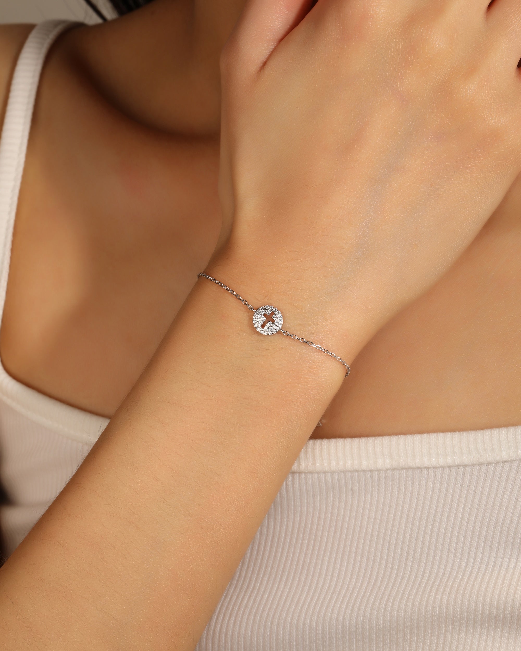 Pulsera sencilla de Cruz con circonia blanca 17+3cm en rodizado