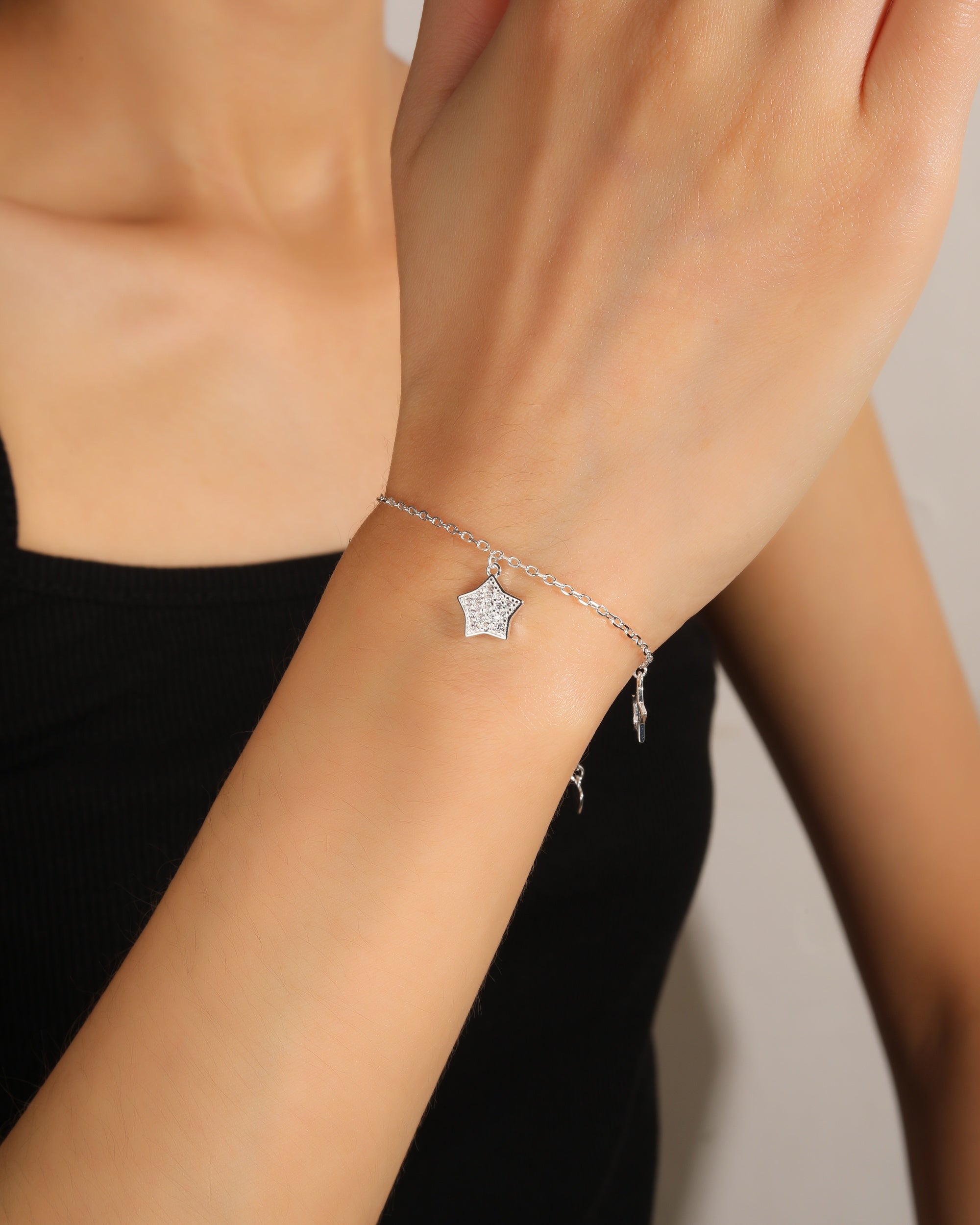 Pulsera sencilla de estrellas con circonia blanca 17+3cm en plateado