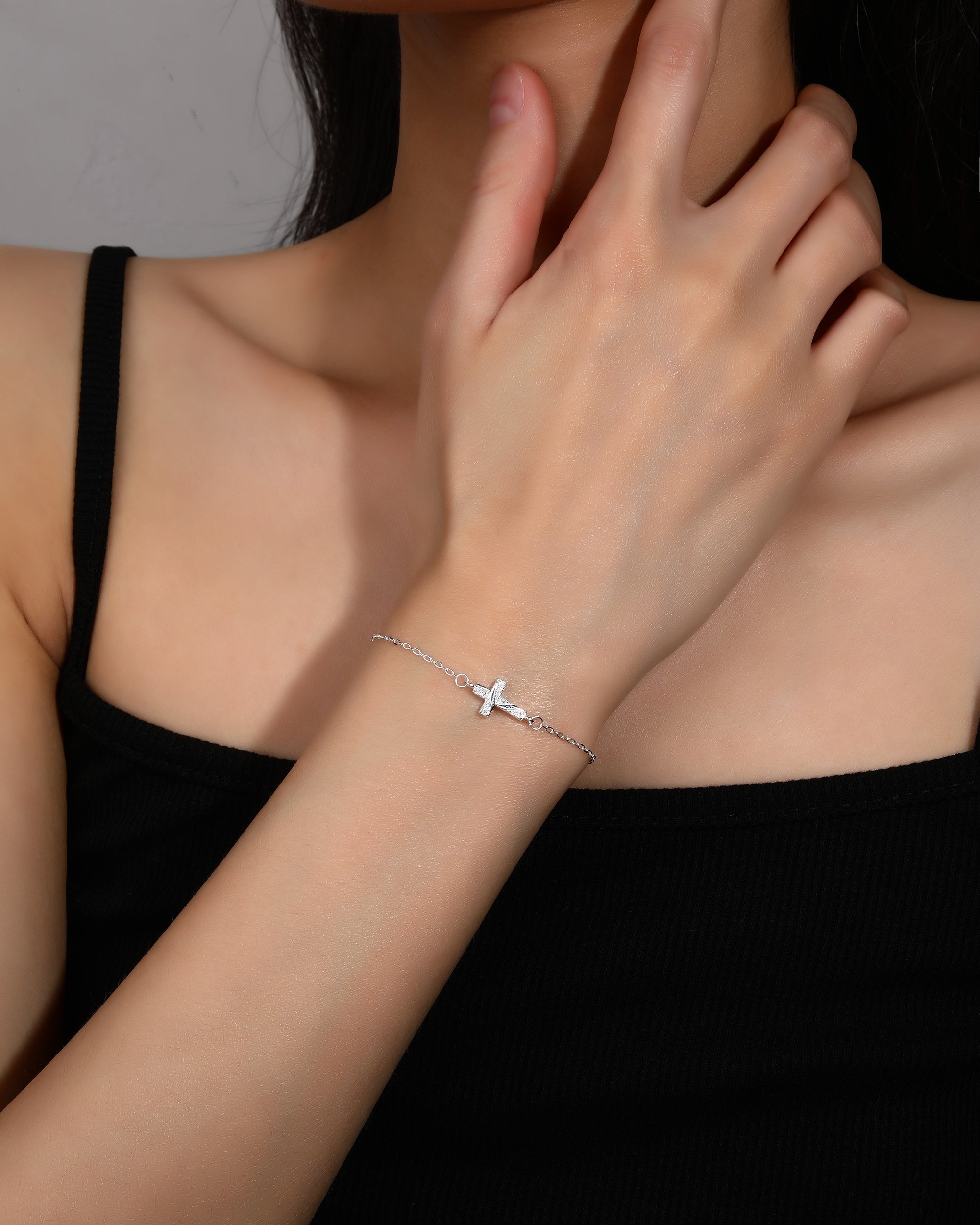Pulsera sencilla de Cruz con circonia blanca 17+3cm en plateado