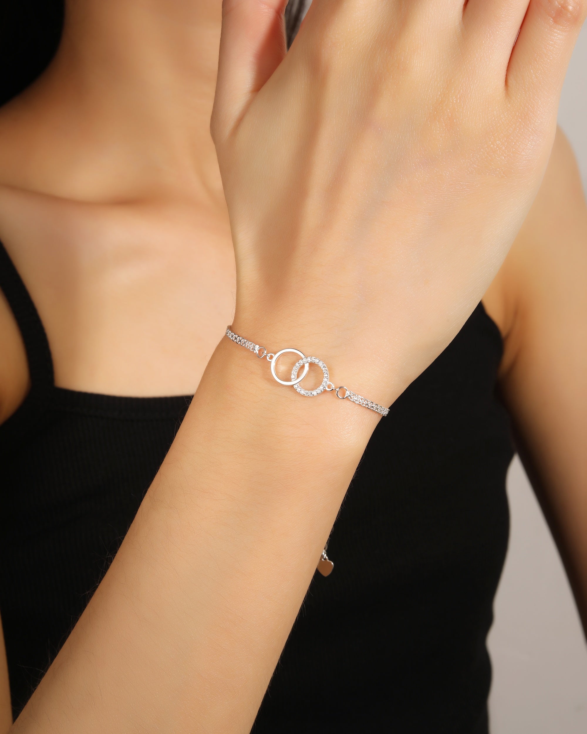 Pulsera sencilla de aros con circonia blanca 17+3cm en plateado