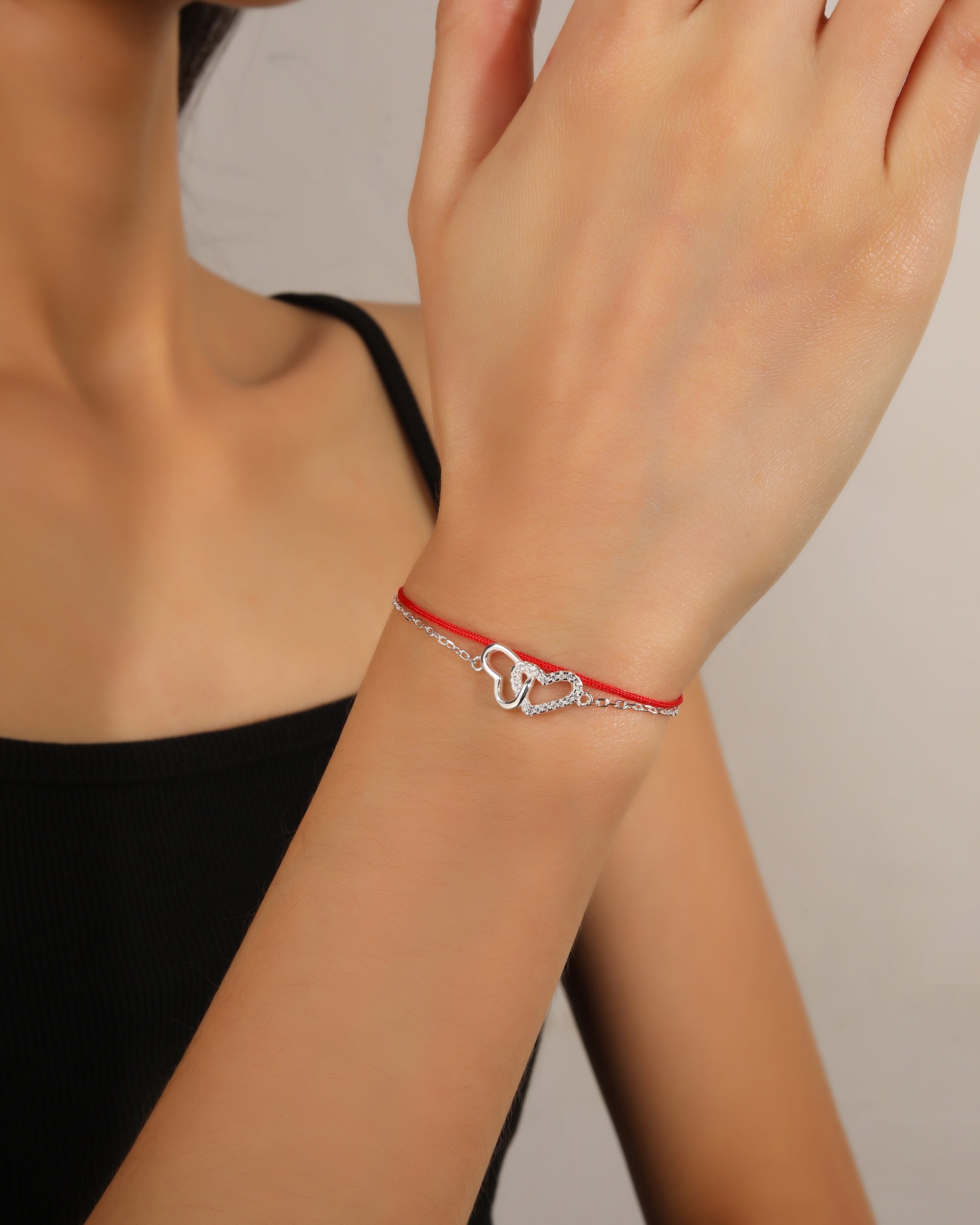 Pulsera doble sencilla y de hilo rojo con corazones 17+3cm en plateado