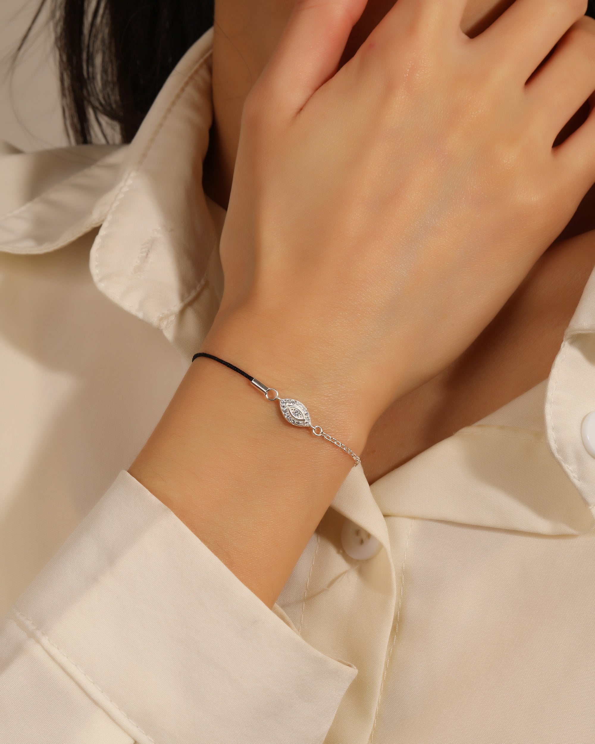 Pulsera sencilla de ojo de dios con hilo 17+3cm en plateado