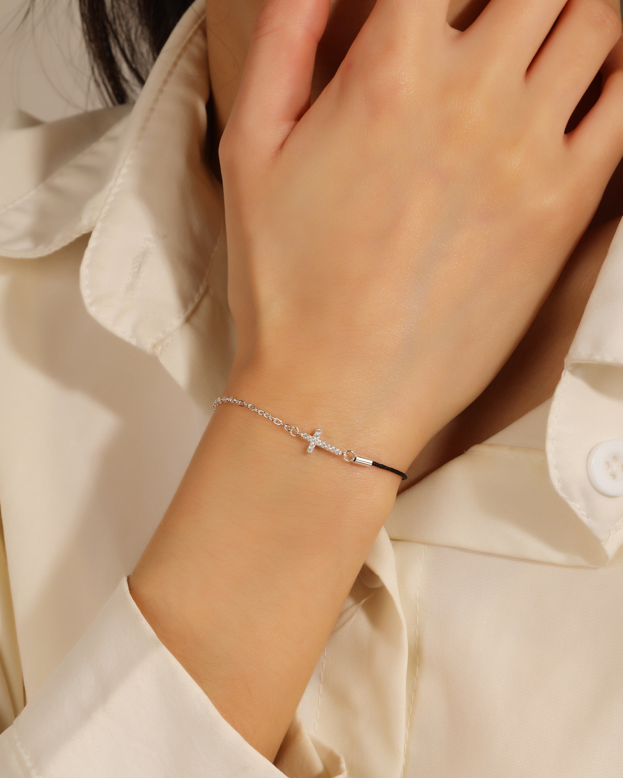 Pulsera sencilla de Cruz con hilo 17+3cm en plateado