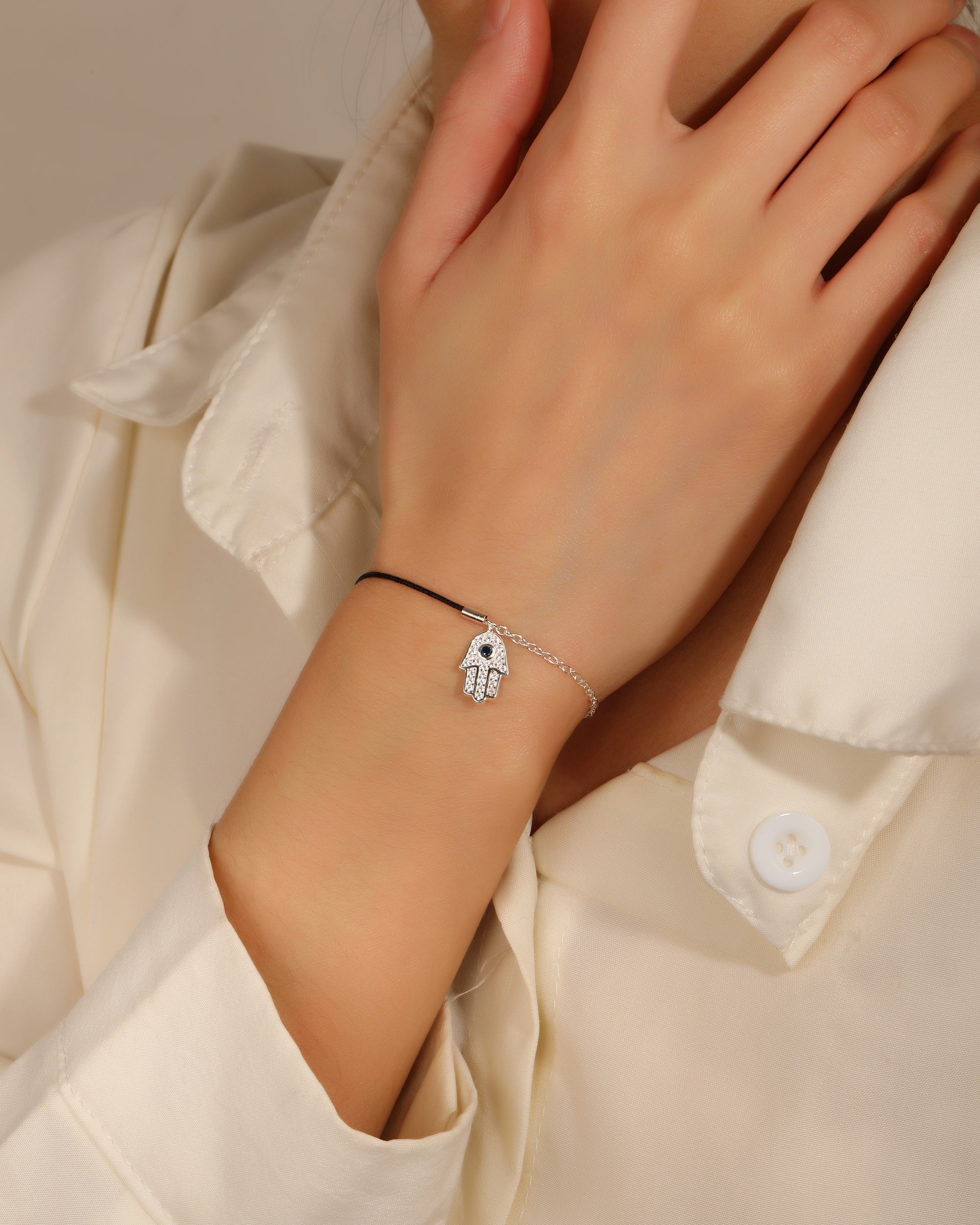 Pulsera sencilla de mano de fatima con hilo 17+3cm en plateado