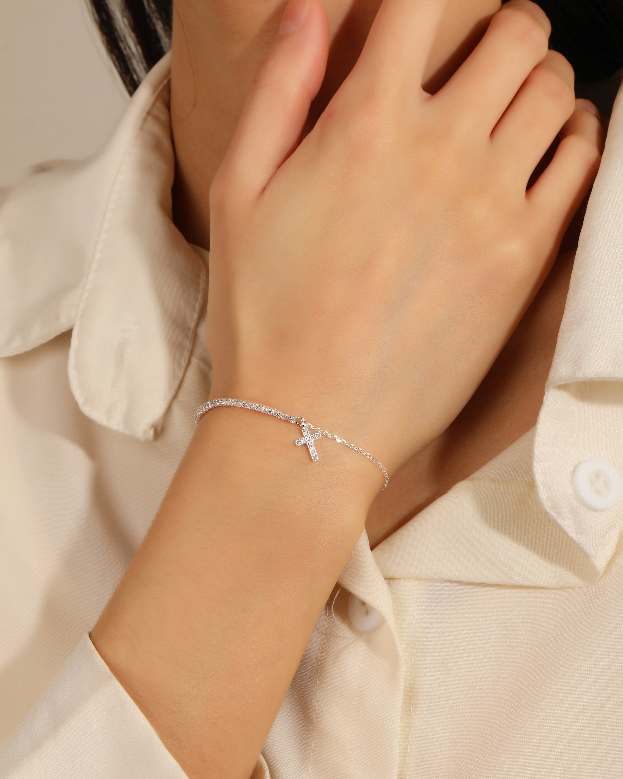 Pulsera tenis de 1.5mm con Cruz y circonia blanca 17+3cm en plateado