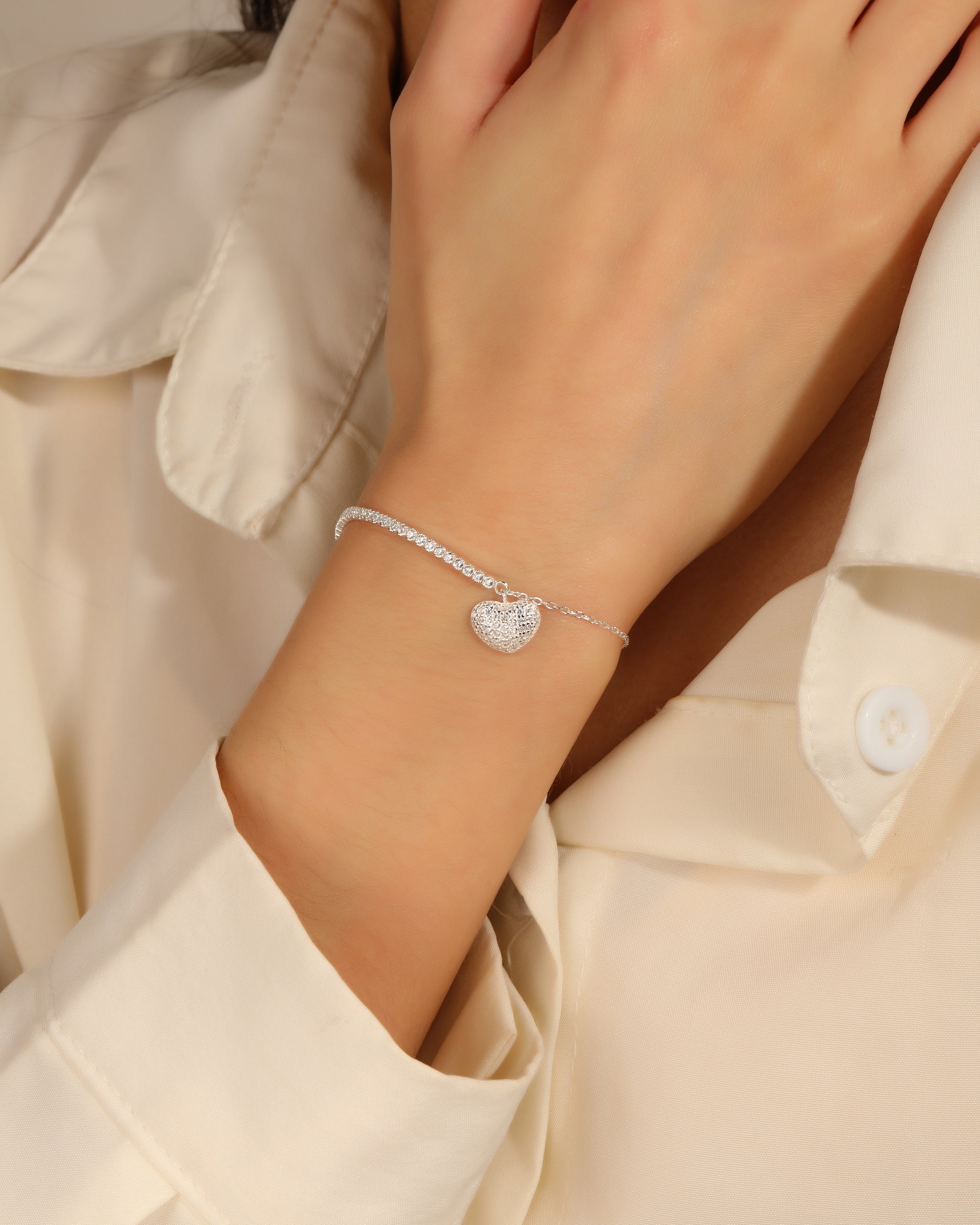 Pulsera tenis de 1.5mm con corazon y circonia blanca 17+3cm en plateado
