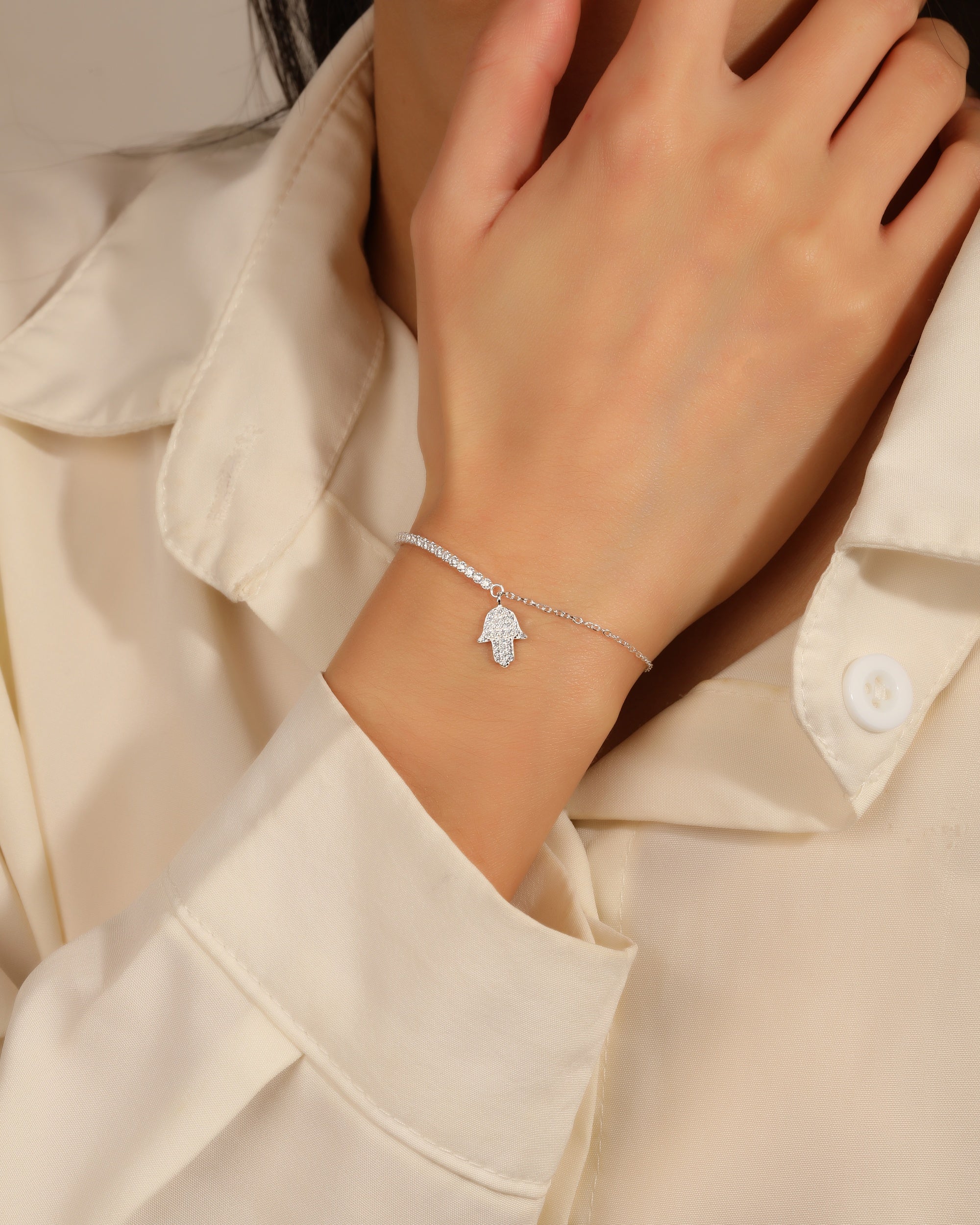 Pulsera tenis de 1.5mm con mano de fatima y circonia blanca 17+3cm en plateado