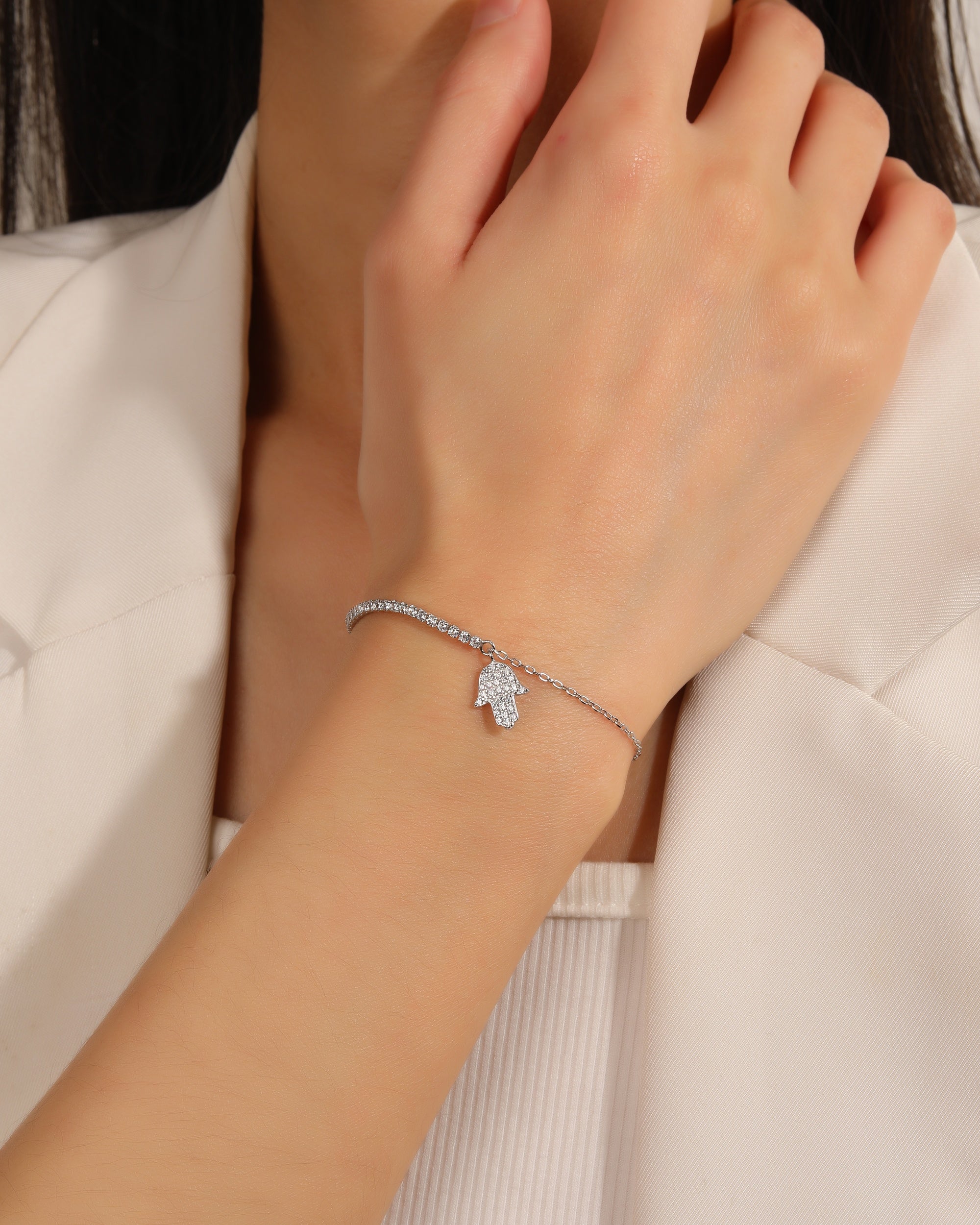 Pulsera tenis de 1.5mm con mano de fatima y circonia blanca 17+3cm en rodizado