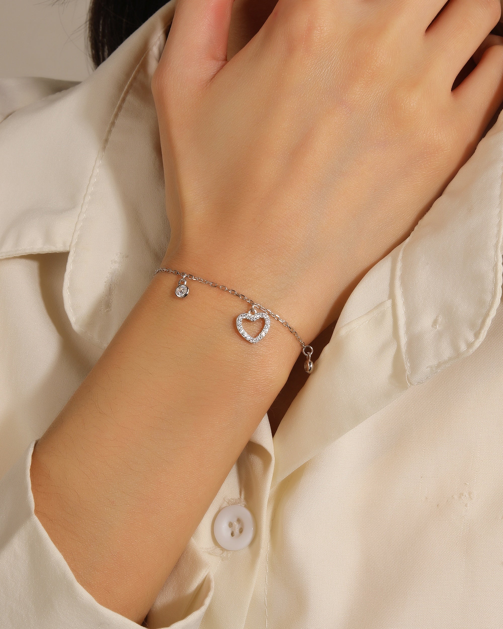 Pulsera con dijes varios con circonia blanca 17+3cm en rodizado
