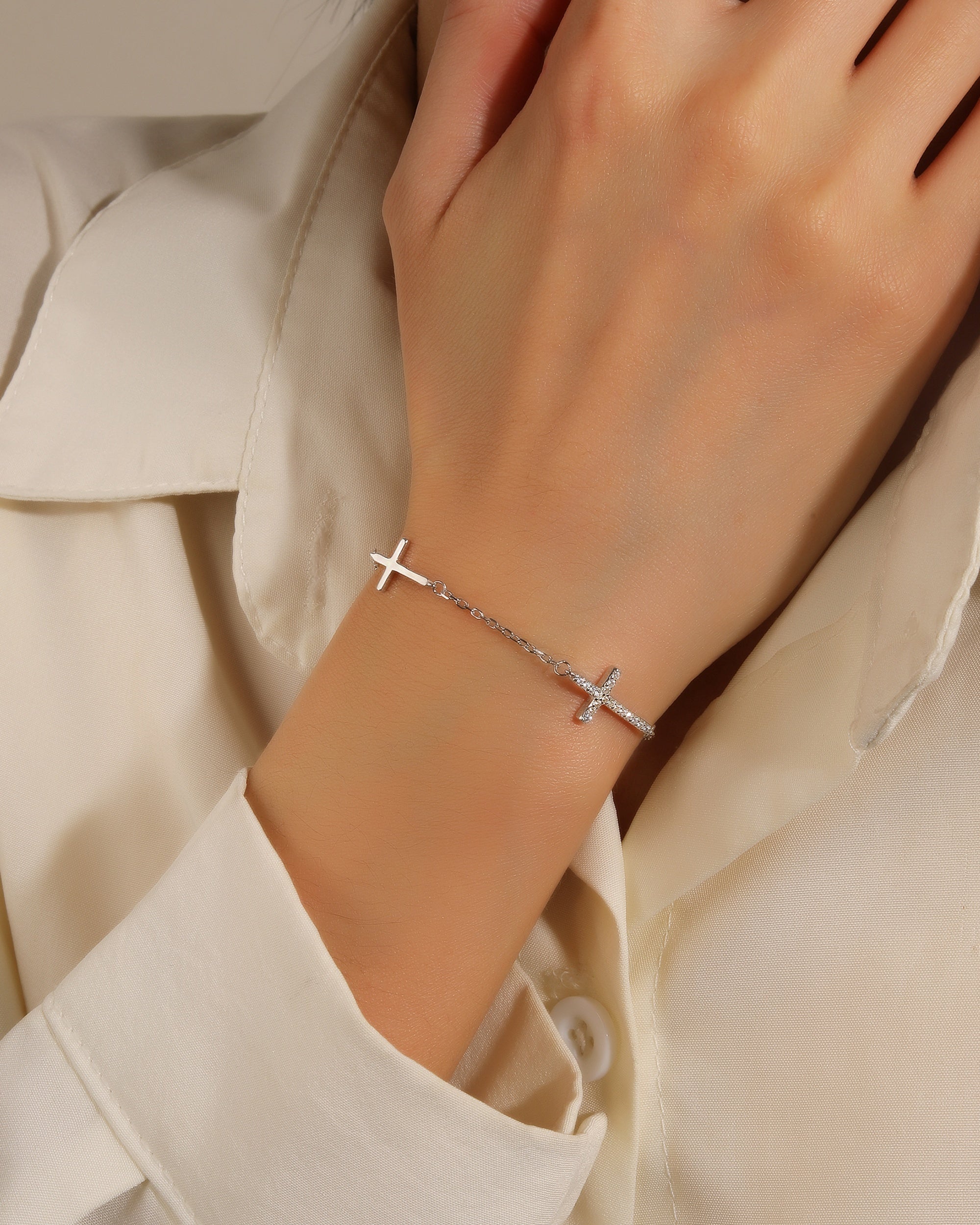 Pulsera sencilla de cruces con circonia blanca 17+3cm en rodizado