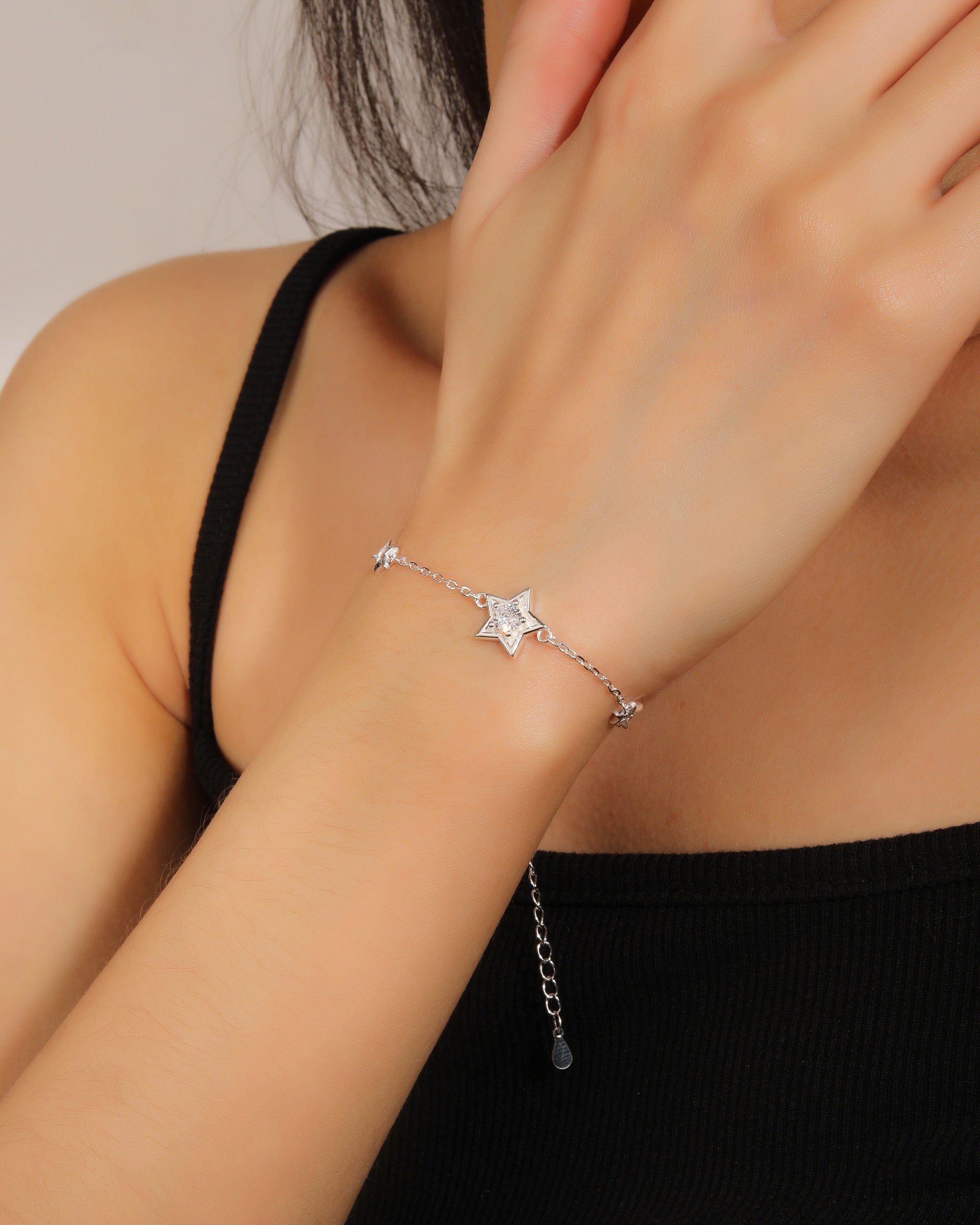 Pulsera sencilla de estrellas con circonia blanca 17+3cm en plateado