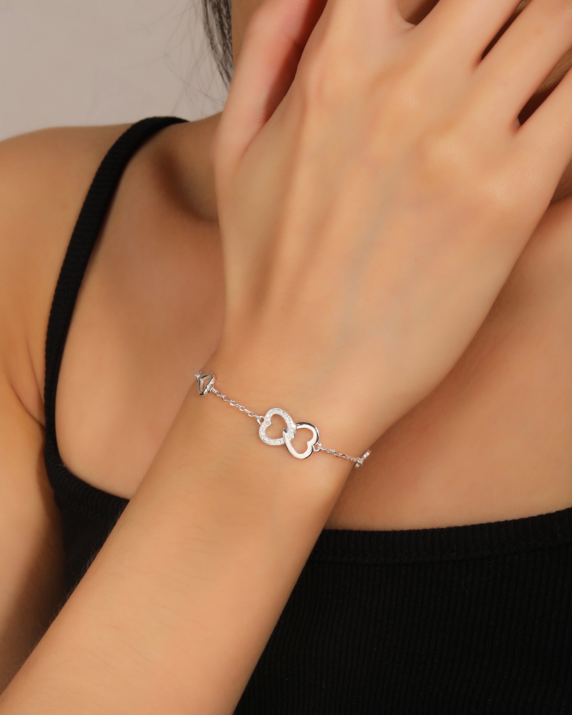 Pulsera sencilla de perlas y corazones con circonia 17+3cm en plateado