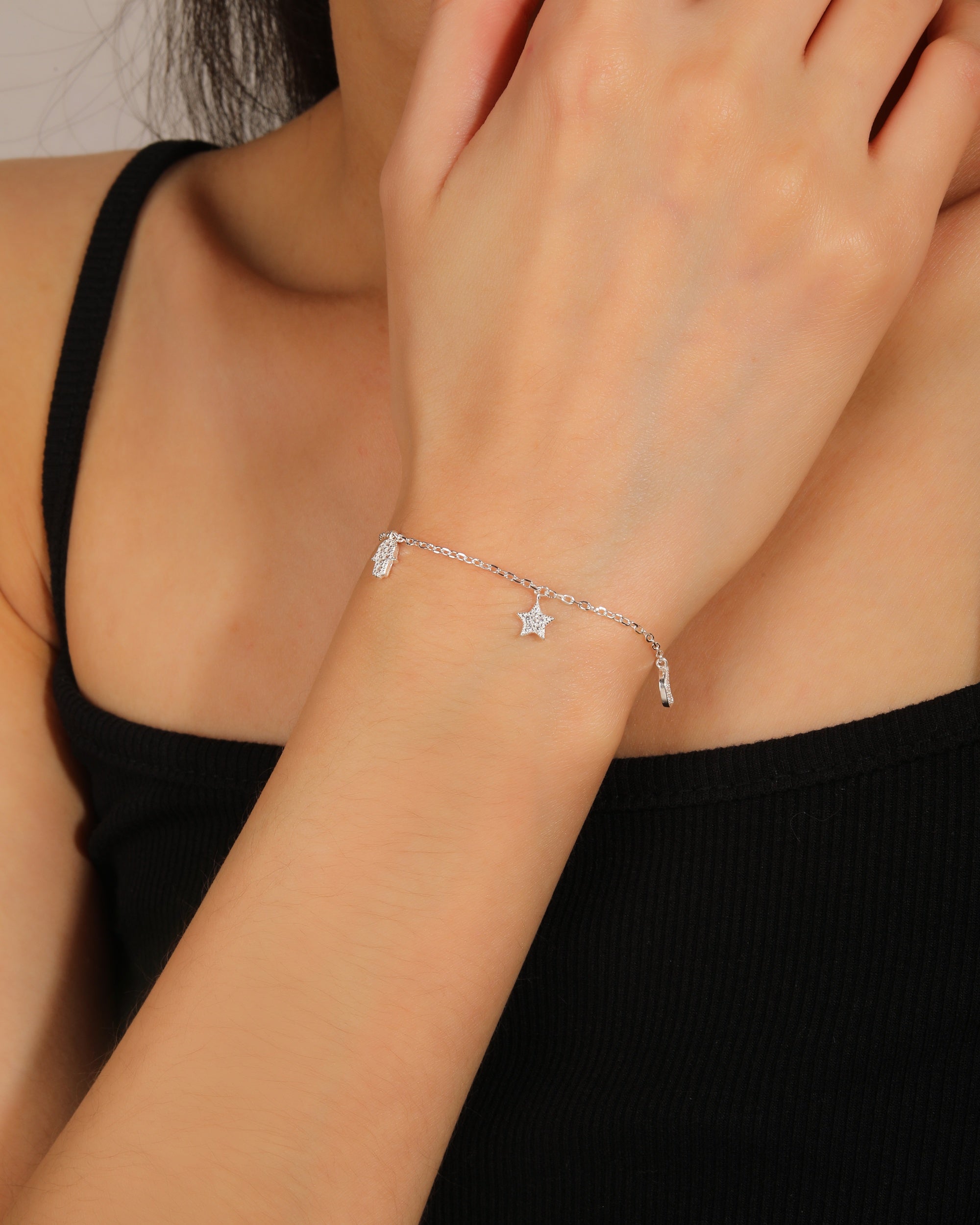 Pulsera con dijes varios con circonia blanca 17+3cm en plateado