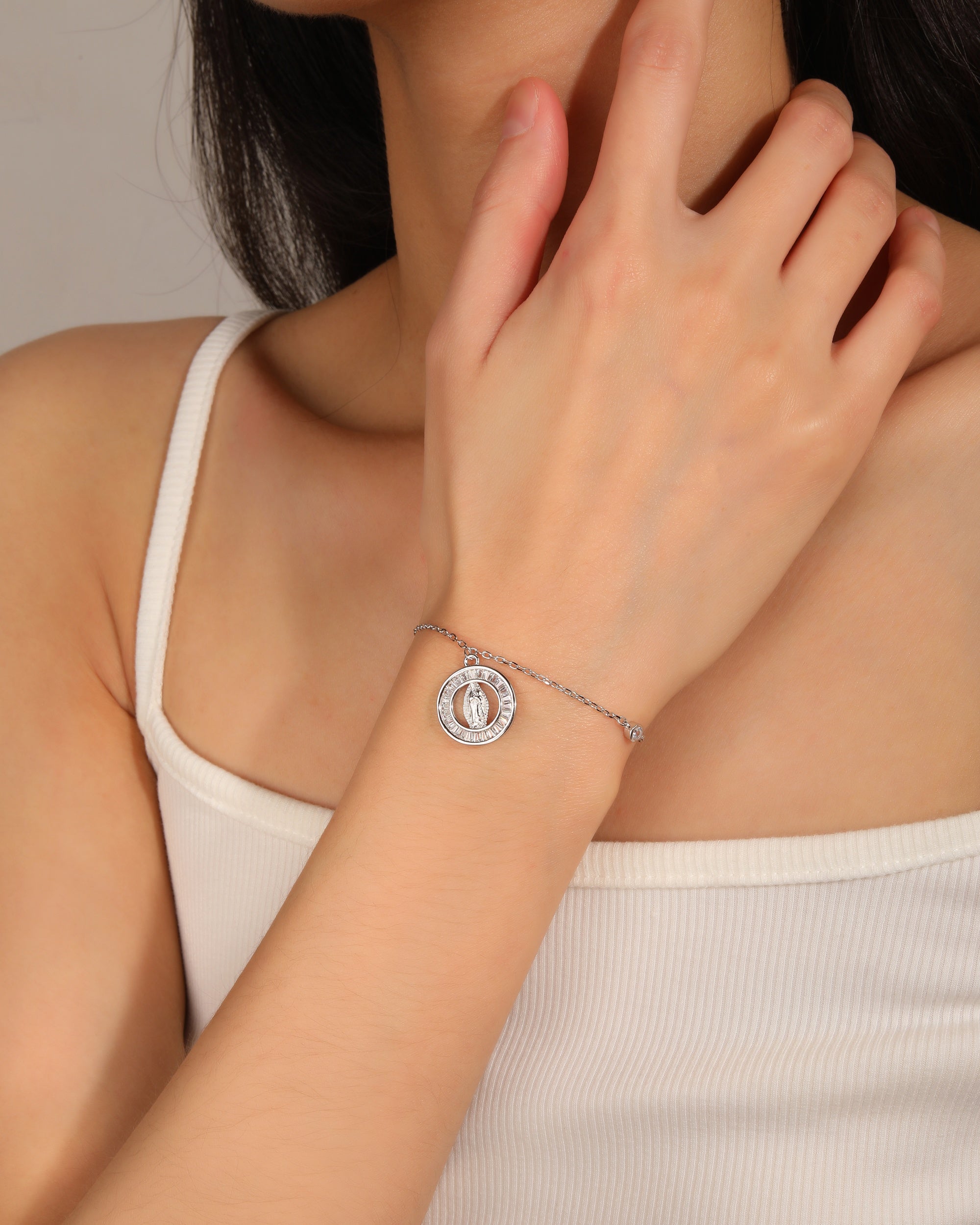 Pulsera sencilla de Virgen de Guadalupe con circonia blanca 17+3cm en rodizado