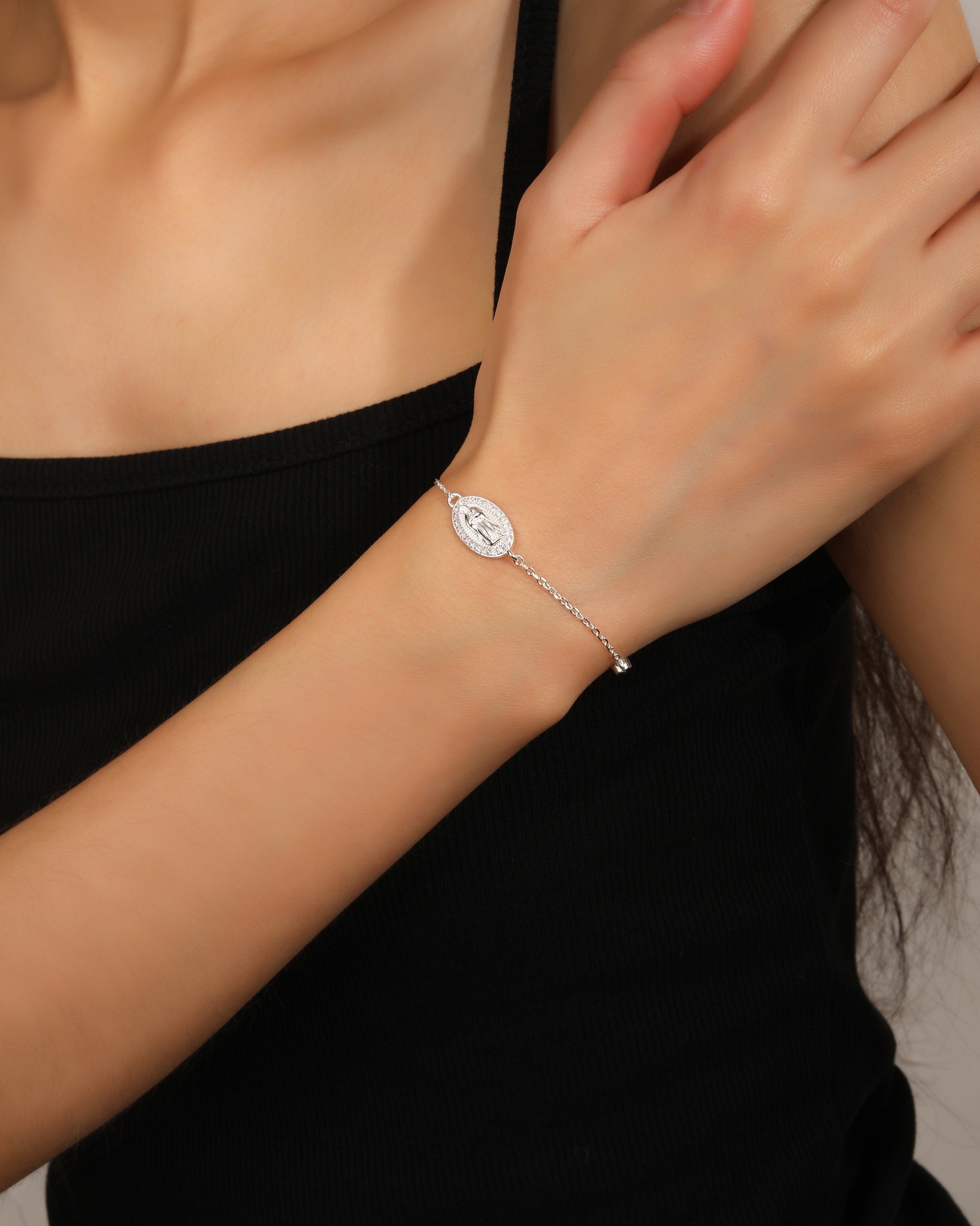 Pulsera sencilla de Virgen de Guadalupe con circonia blanca 17+3cm en plateado