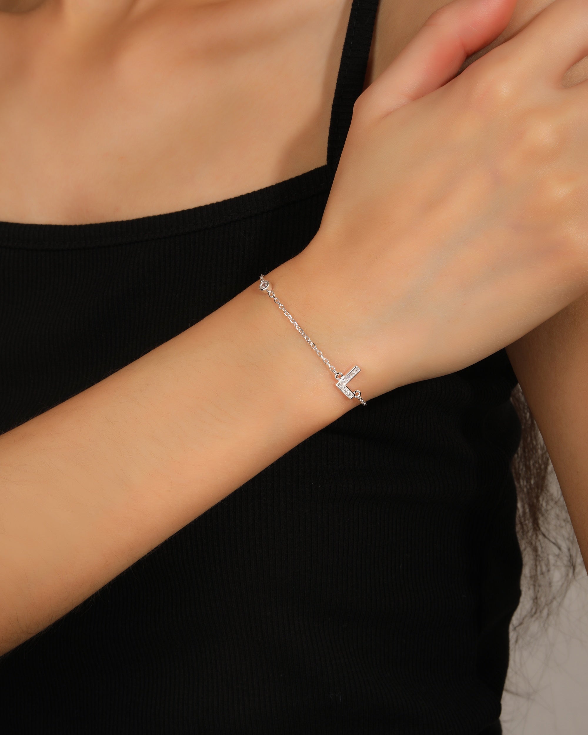 Pulsera de letra con circonia 17+3cm blanca en plateado