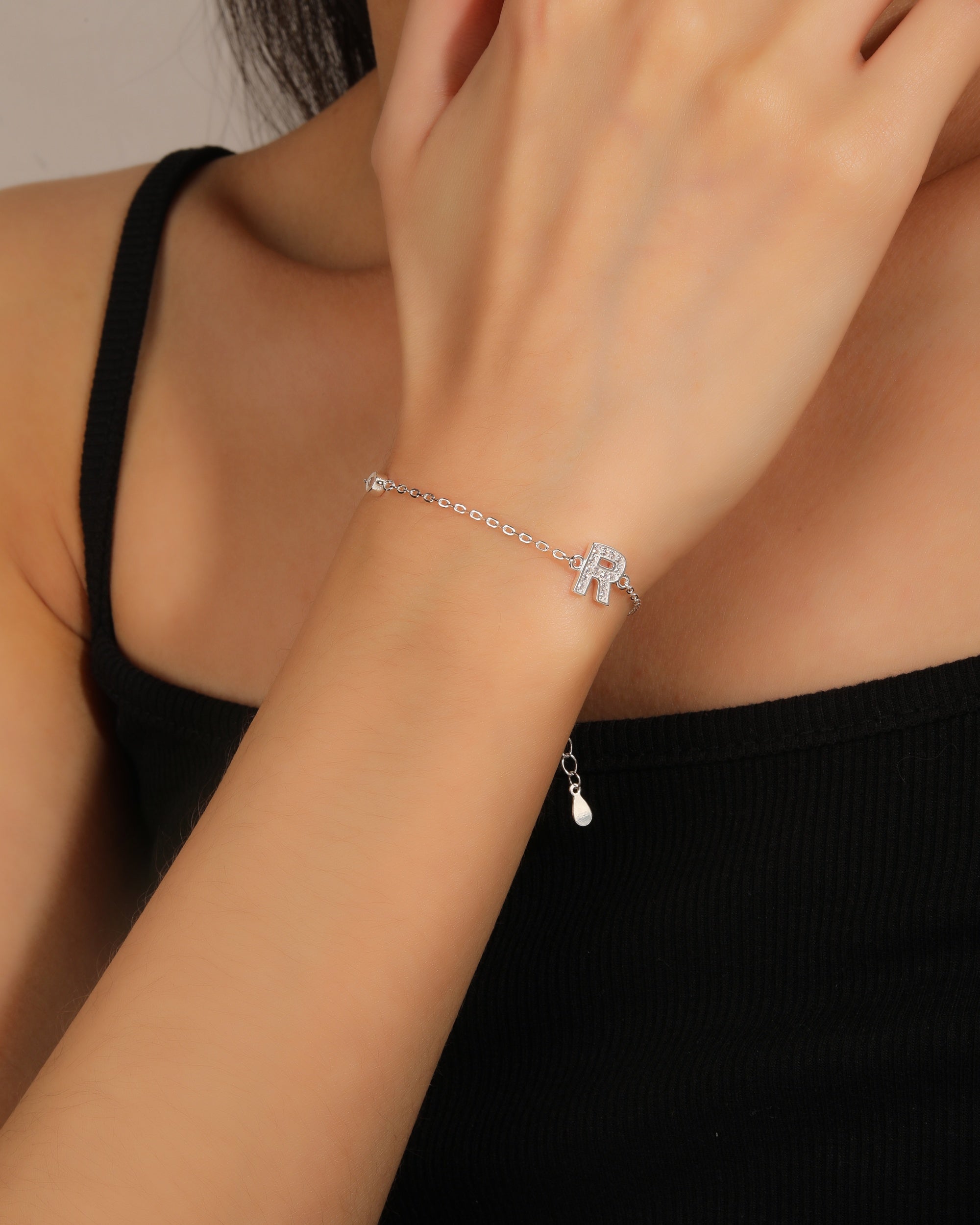 Pulsera de letra con circonia 17+3cm blanca en plateado