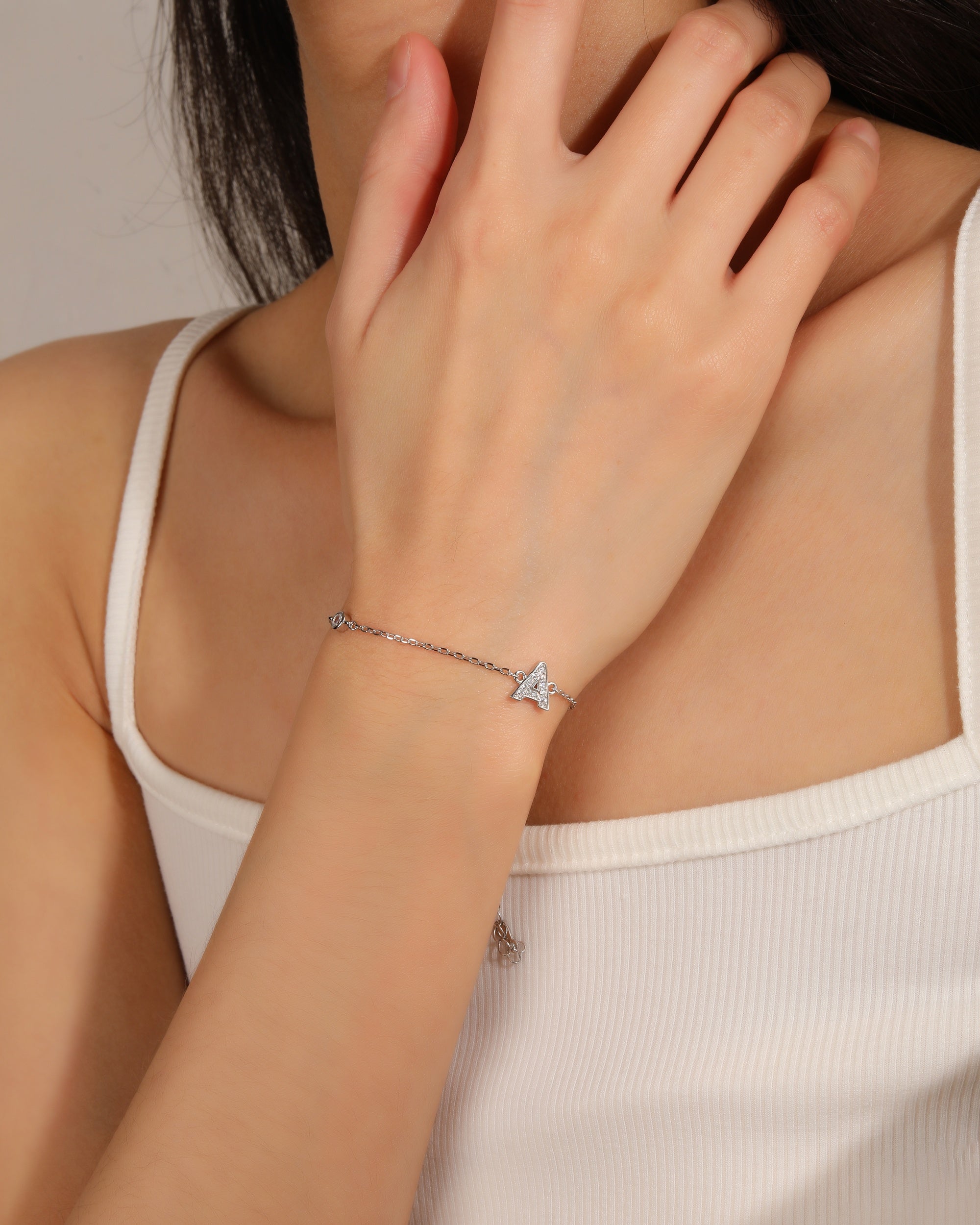 Pulsera de letra con circonia 17+3cm blanca en rodizado