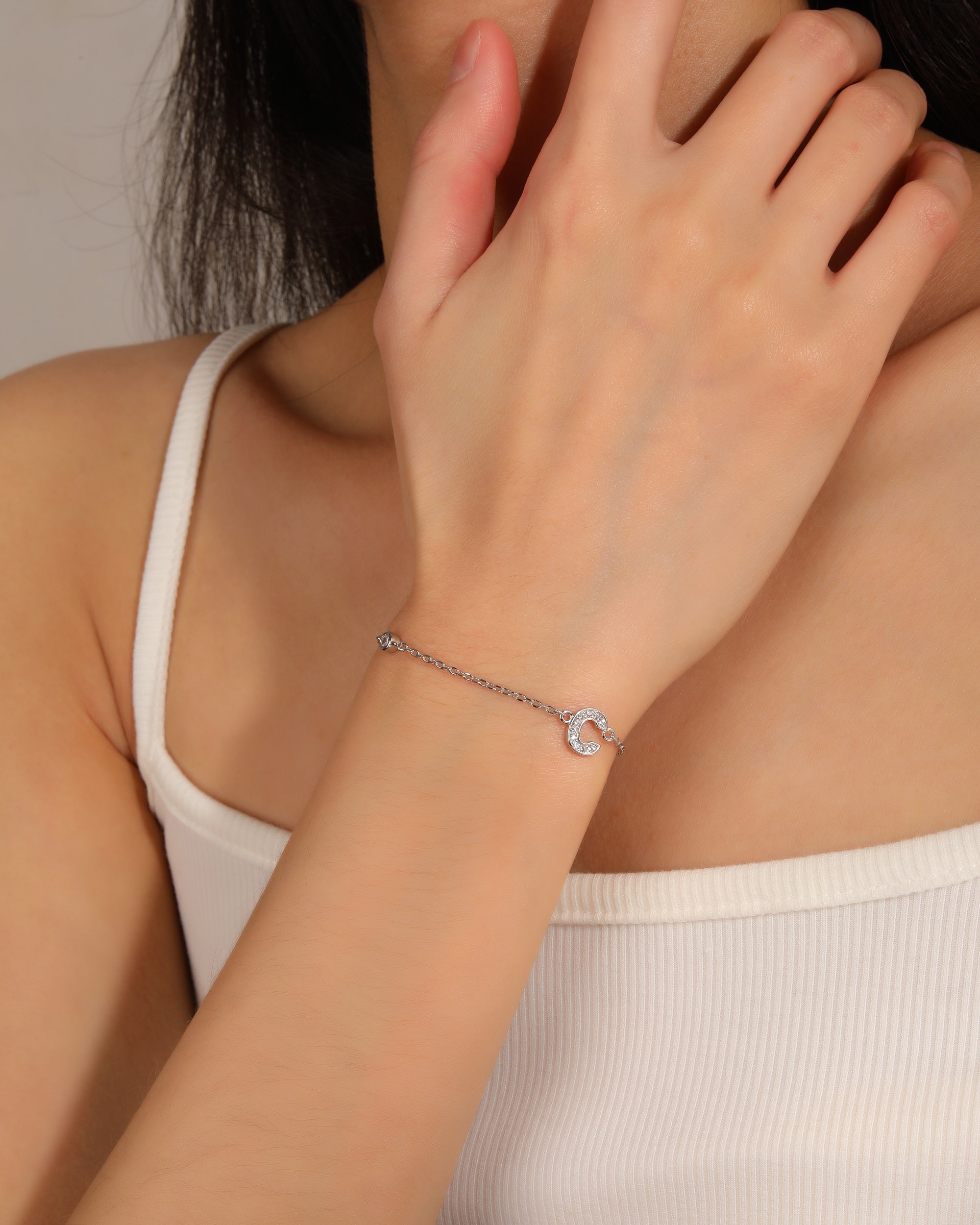 Pulsera de letra con circonia 17+3cm blanca en rodizado