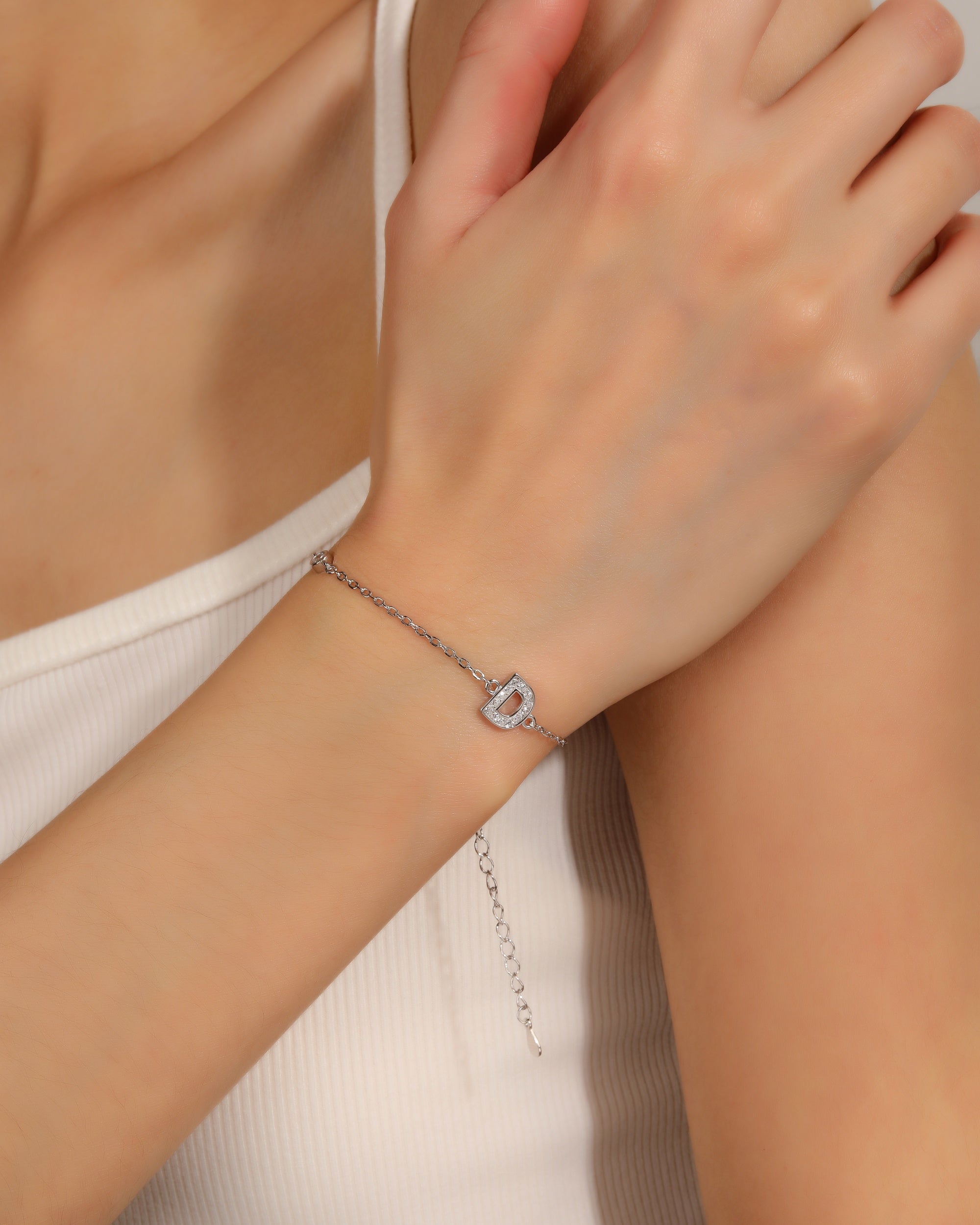 Pulsera de letra con circonia 17+3cm blanca en rodizado