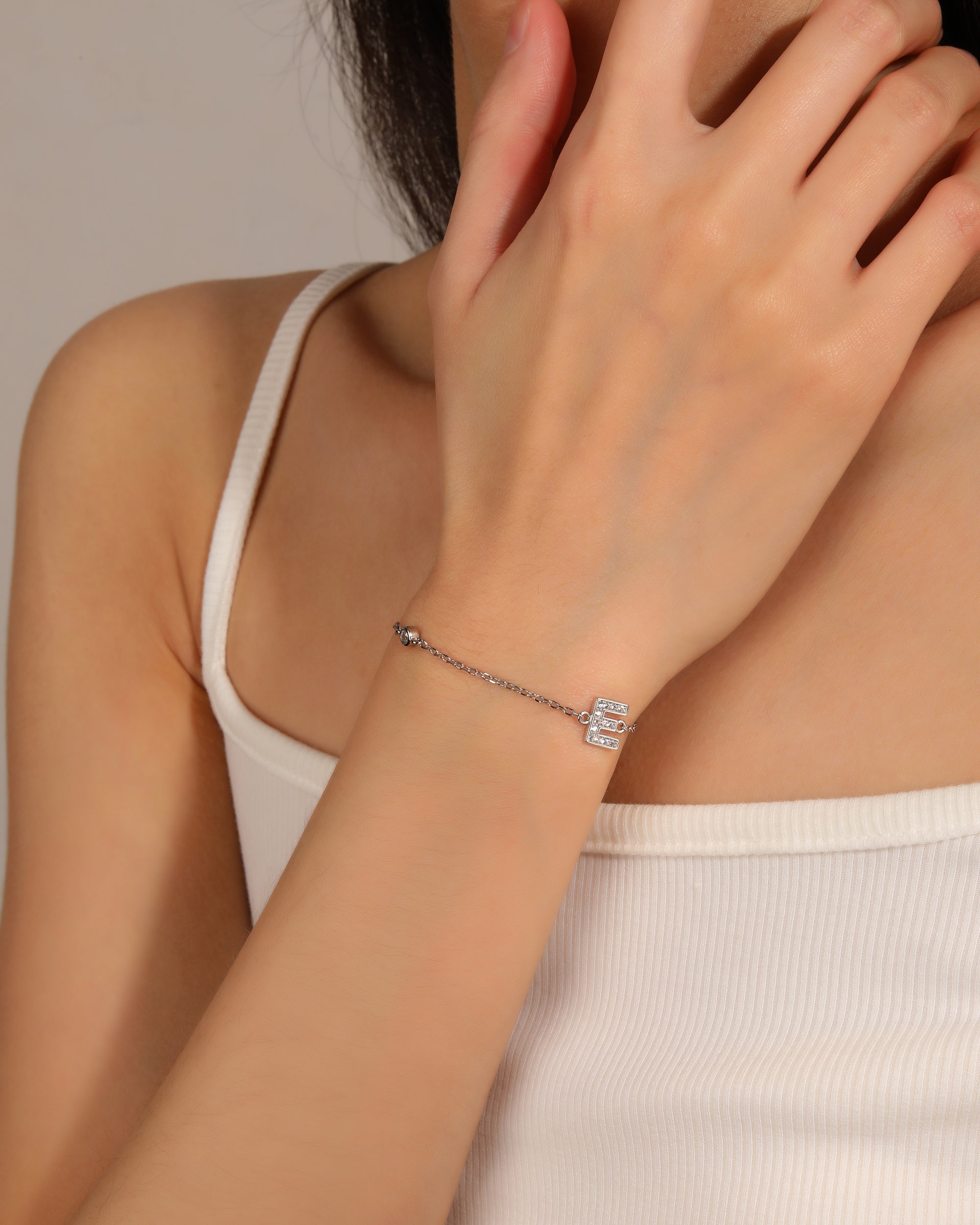 Pulsera de letra con circonia 17+3cm blanca en rodizado
