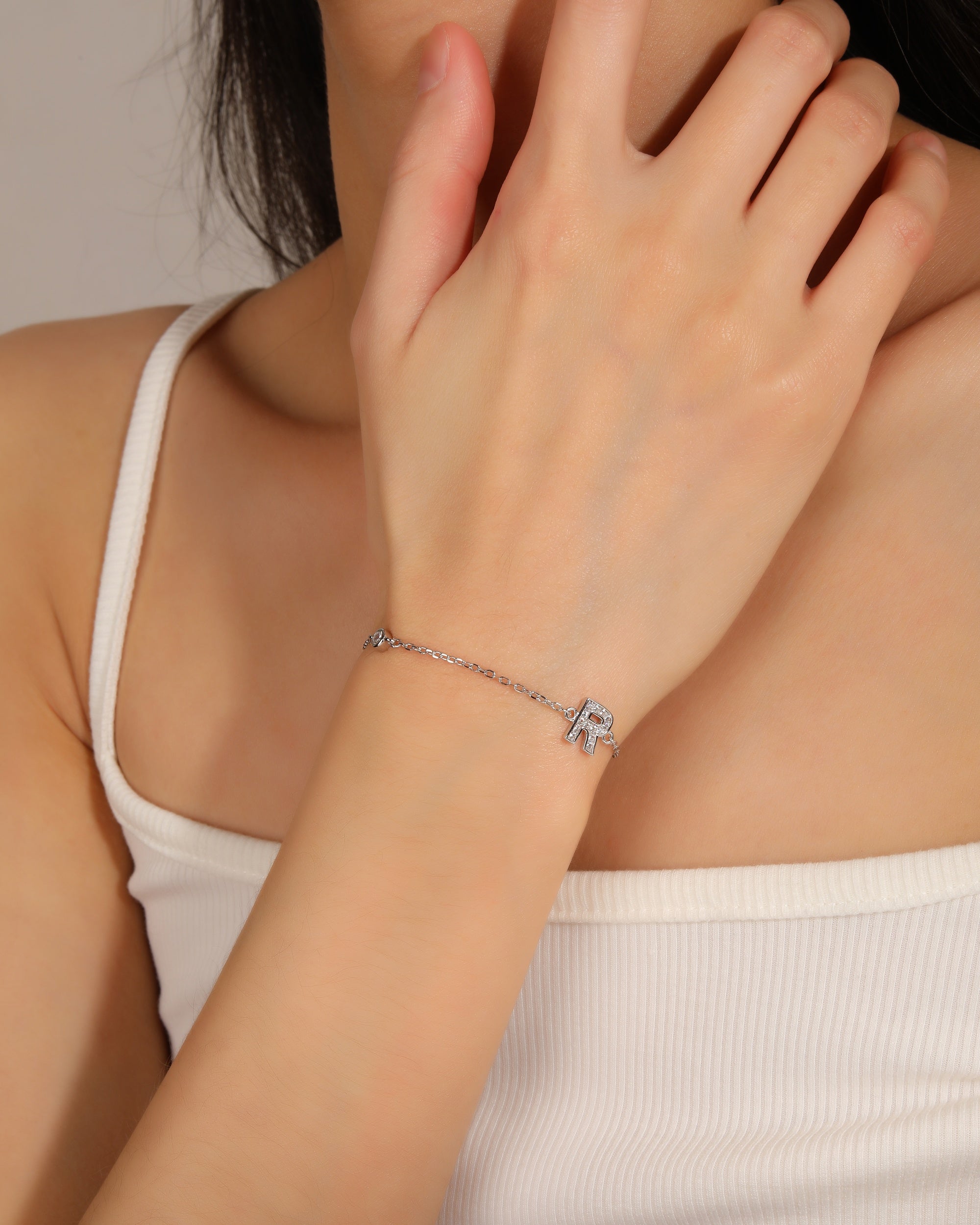 Pulsera de letra con circonia 17+3cm blanca en rodizado