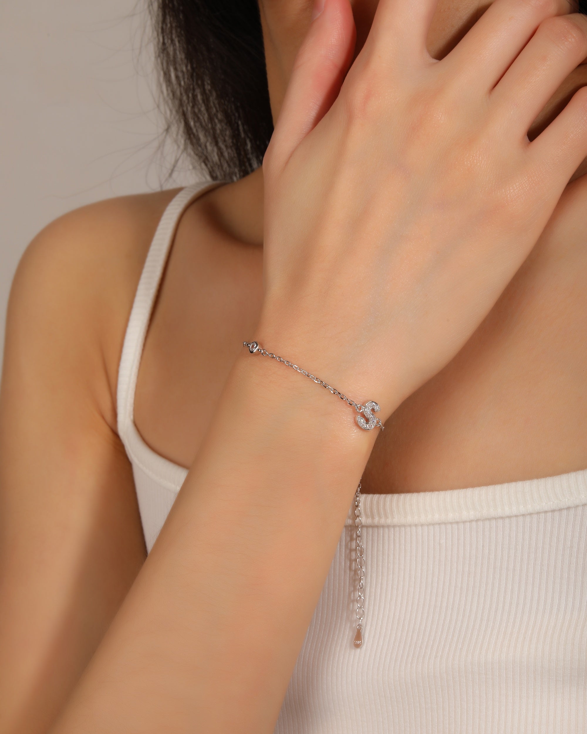 Pulsera de letra con circonia 17+3cm blanca en rodizado