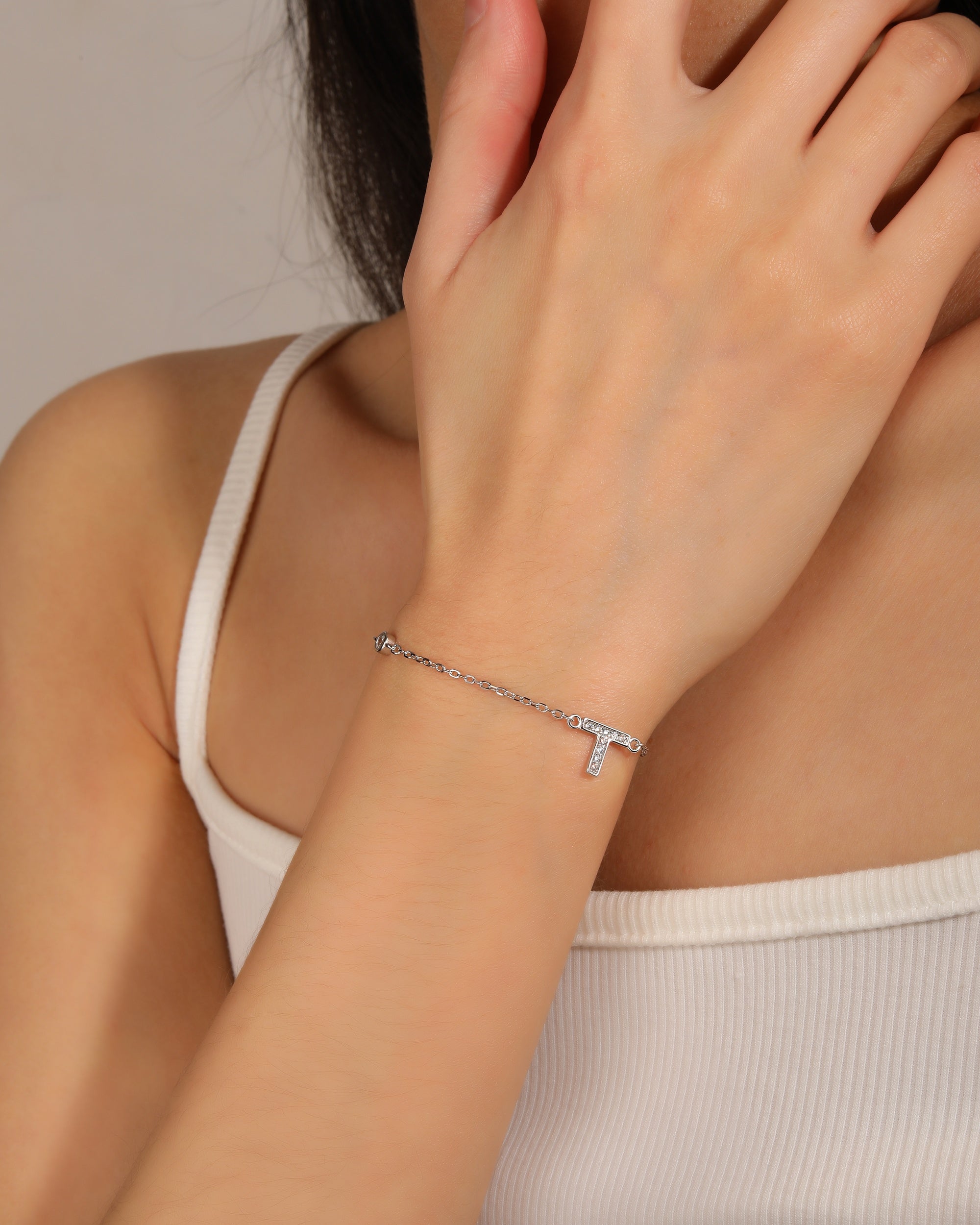 Pulsera de letra con circonia 17+3cm blanca en rodizado