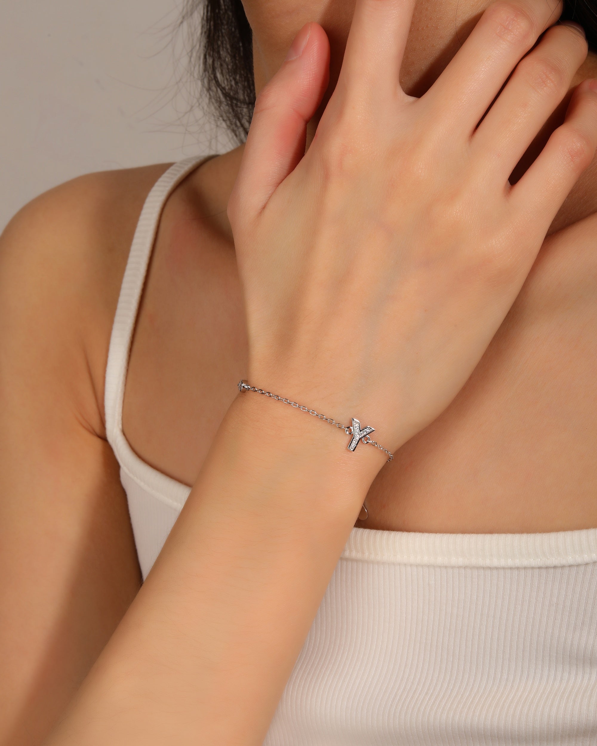 Pulsera de letra con circonia 17+3cm blanca en rodizado