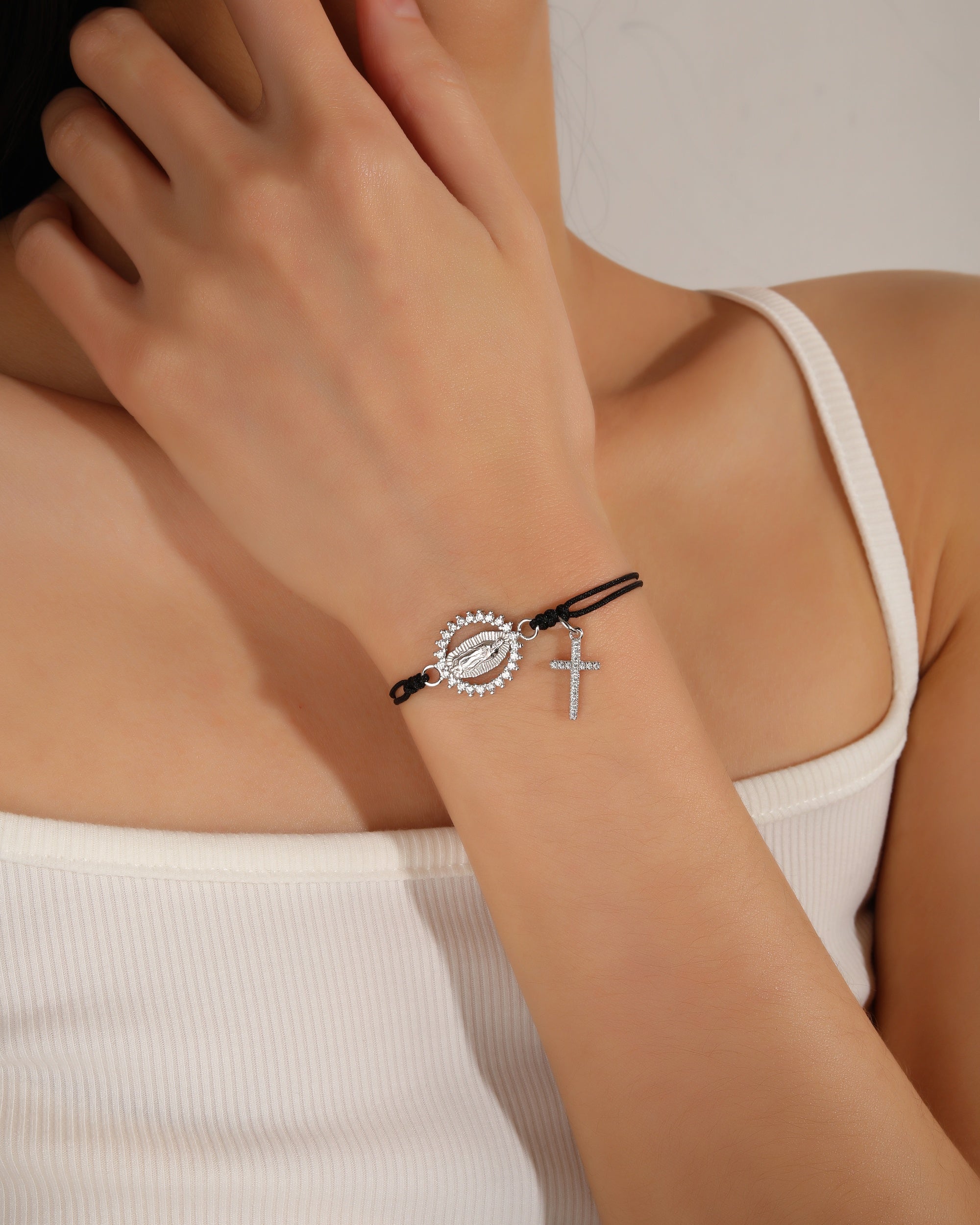 Pulsera de hilo negro con Virgen de Guadalupe en rodizado