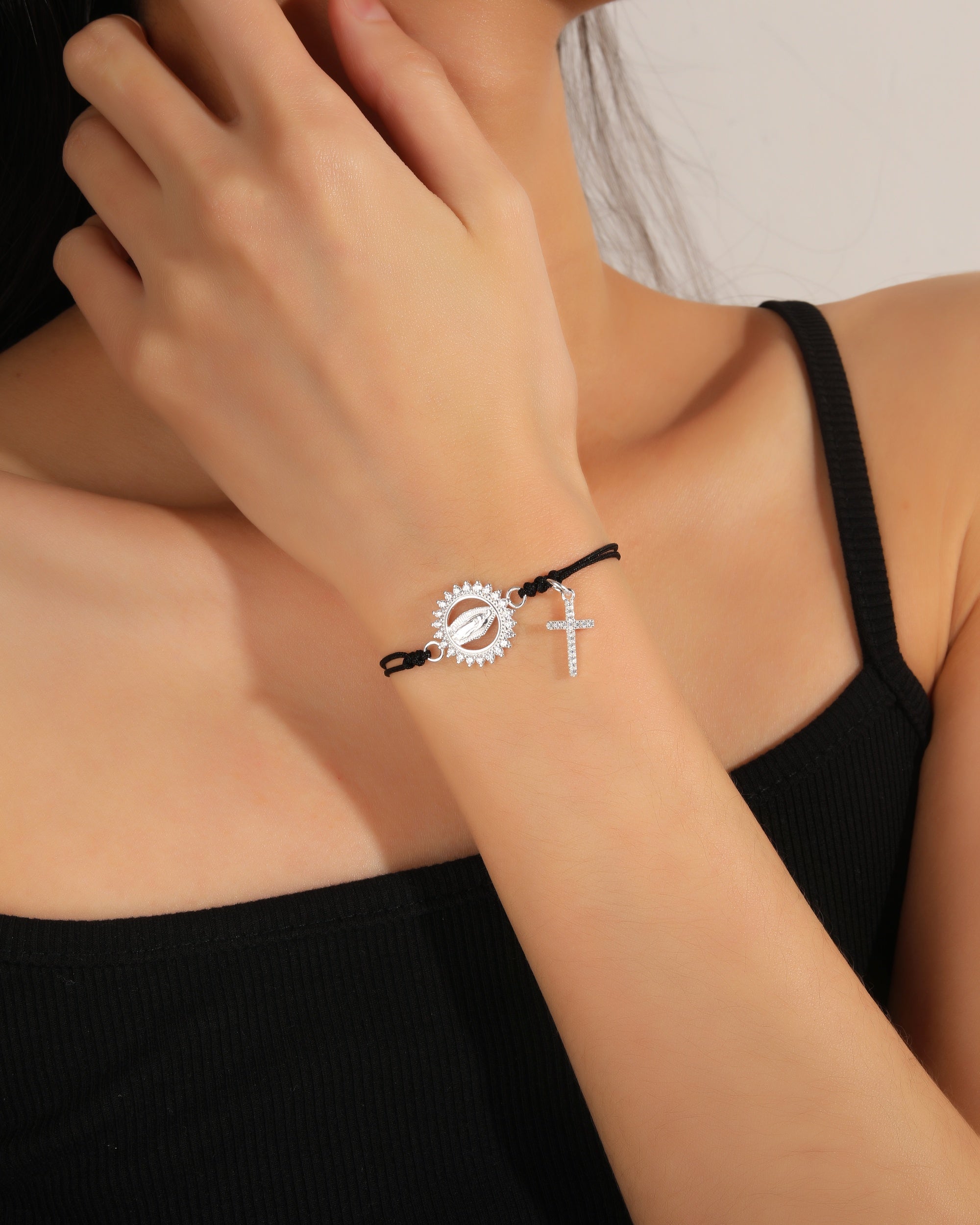 Pulsera de hilo negro con Virgen de Guadalupe en plateado