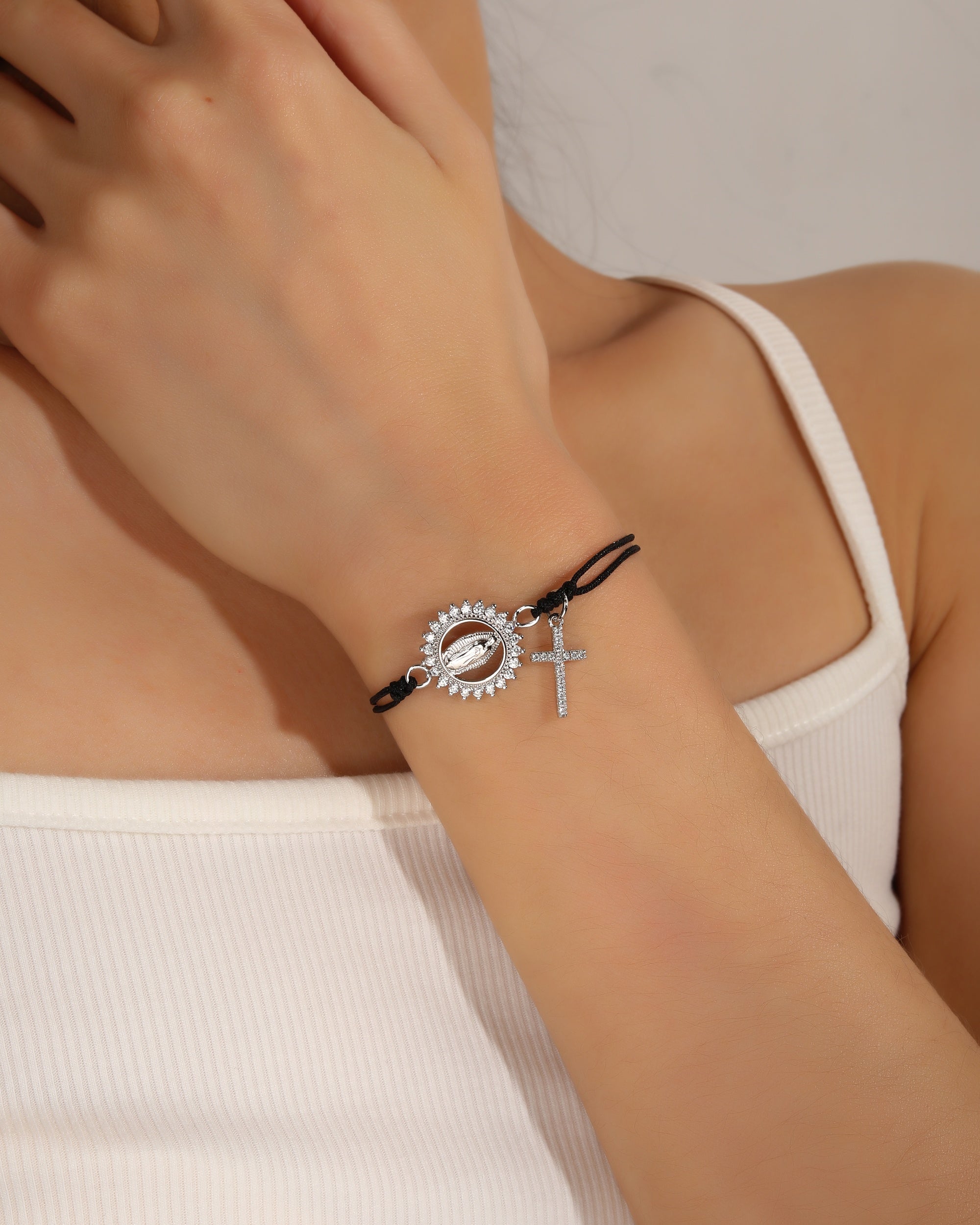 Pulsera de hilo negro con Virgen de Guadalupe en rodizado