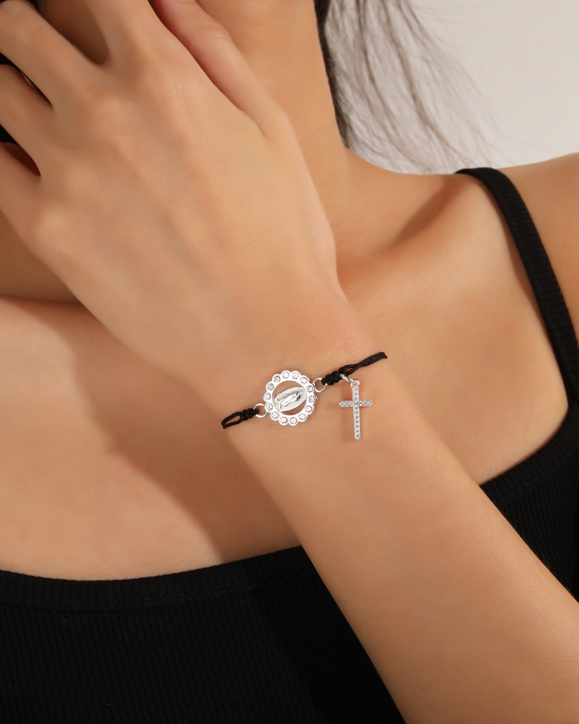 Pulsera de hilo negro con Virgen de Guadalupe en plateado