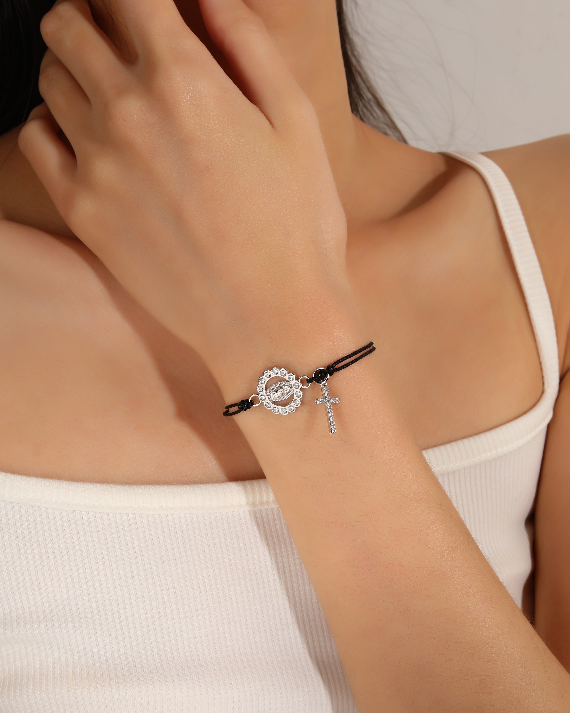 Pulsera de hilo negro con Virgen de Guadalupe en rodizado