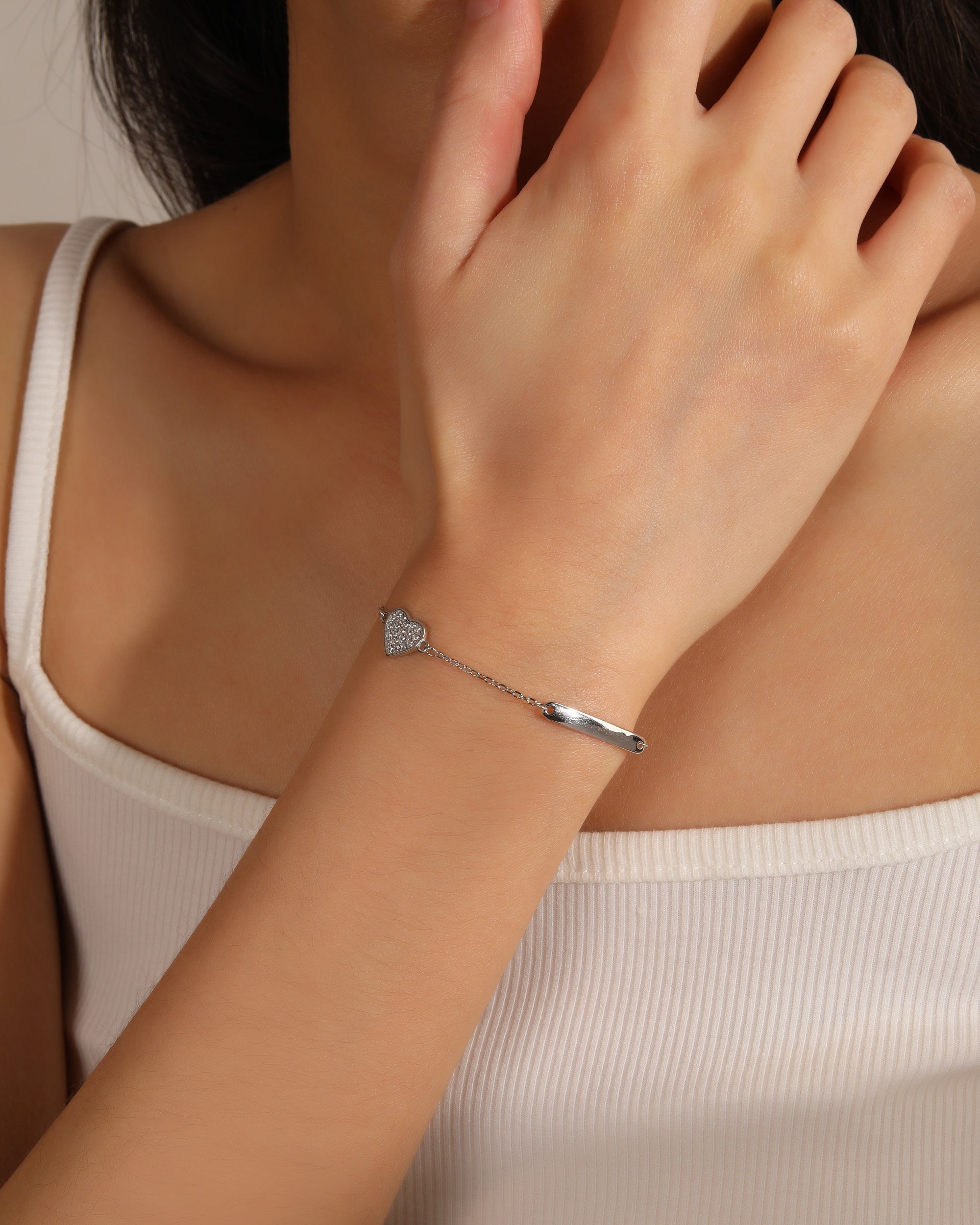 Pulsera con placa lisa y corazon con circonia en rodizado