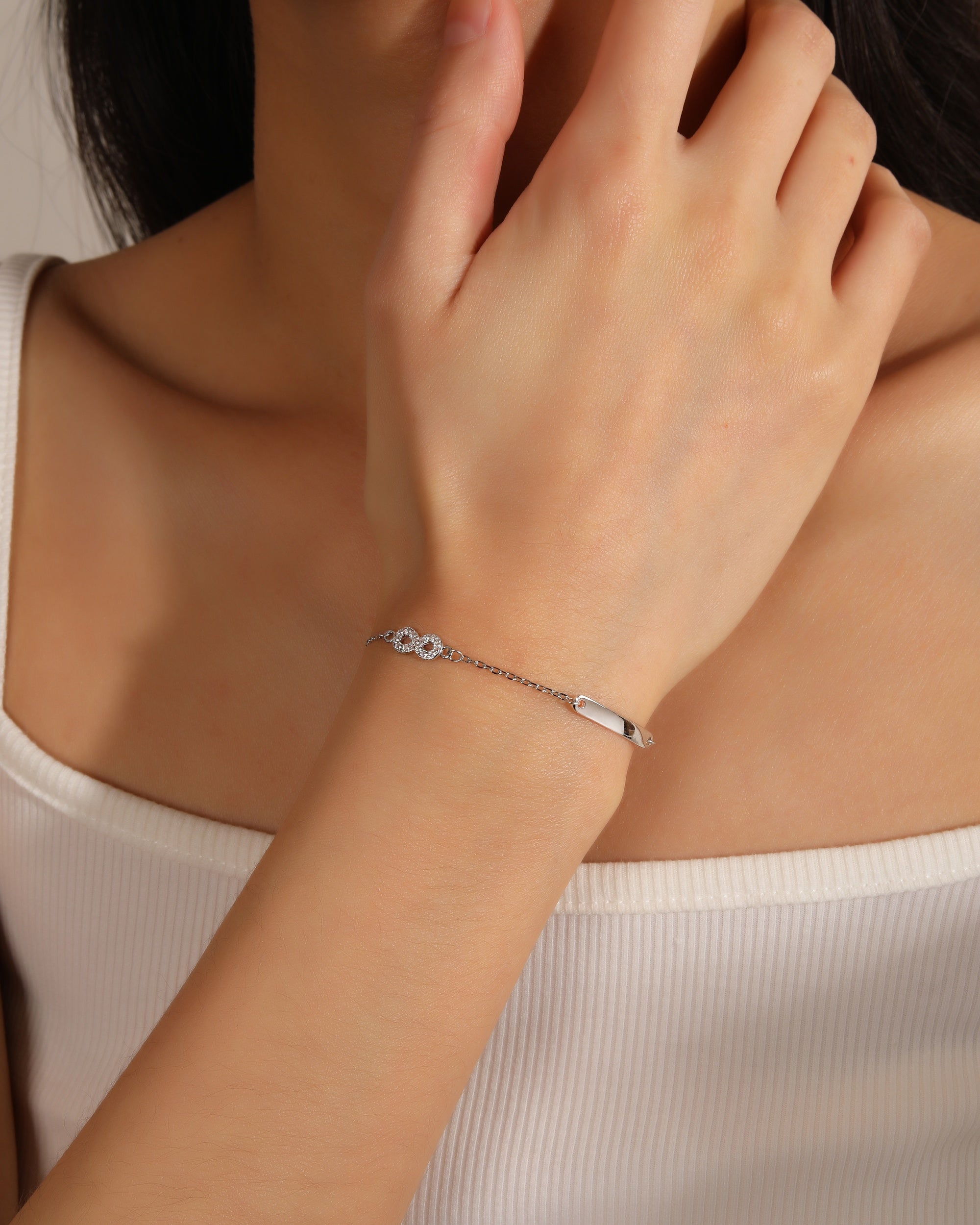 Pulsera con placa lisa e infinito con     circonia en rodizado