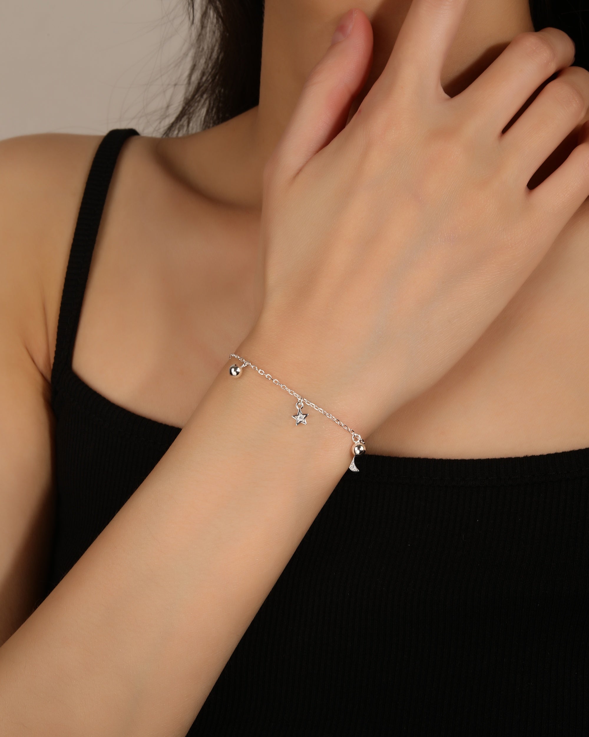 Pulsera sencilla de balin estrella y luna con circonia en plateado