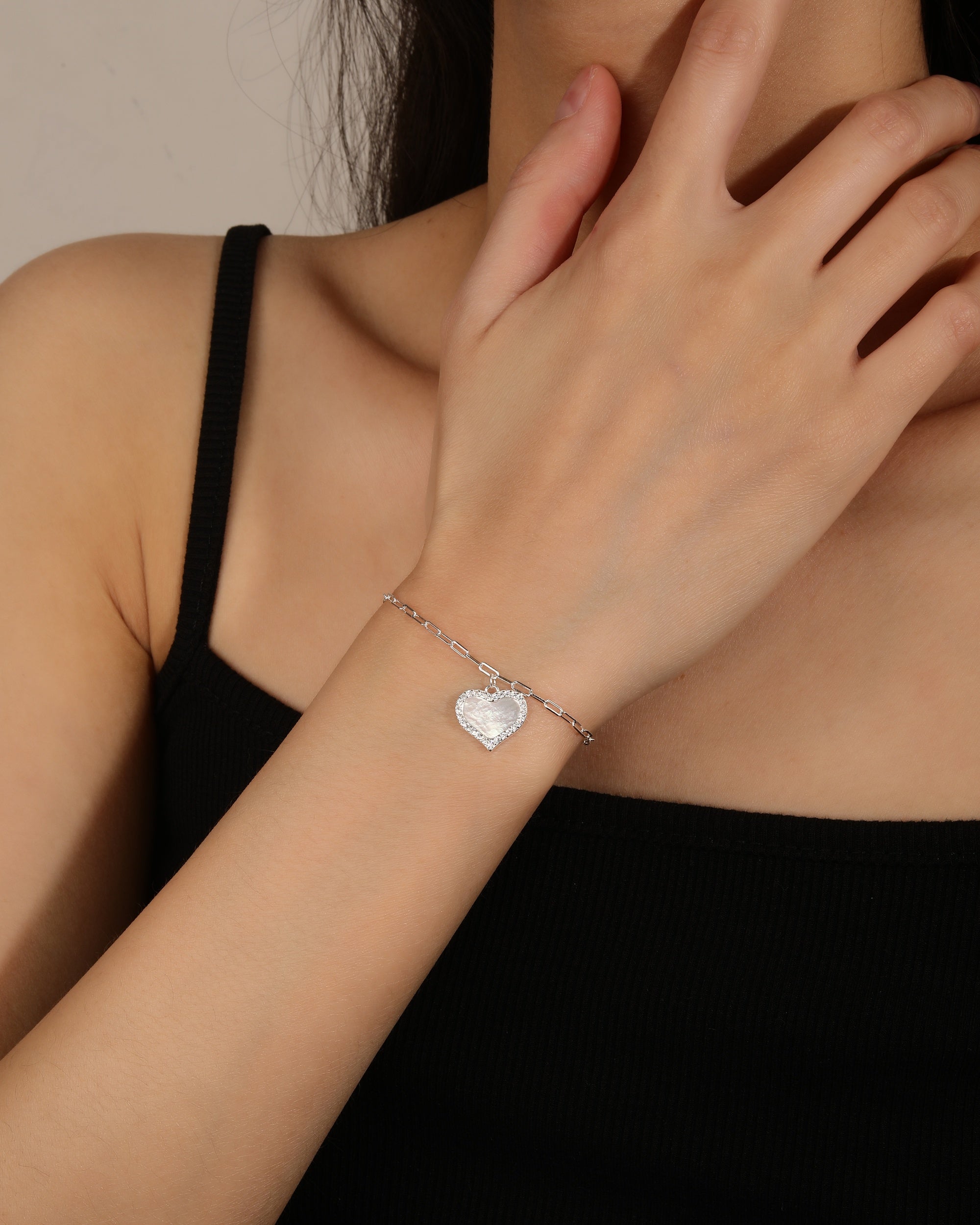 Pulsera de eslabon largo con corazon madre perla y circonia en plateado