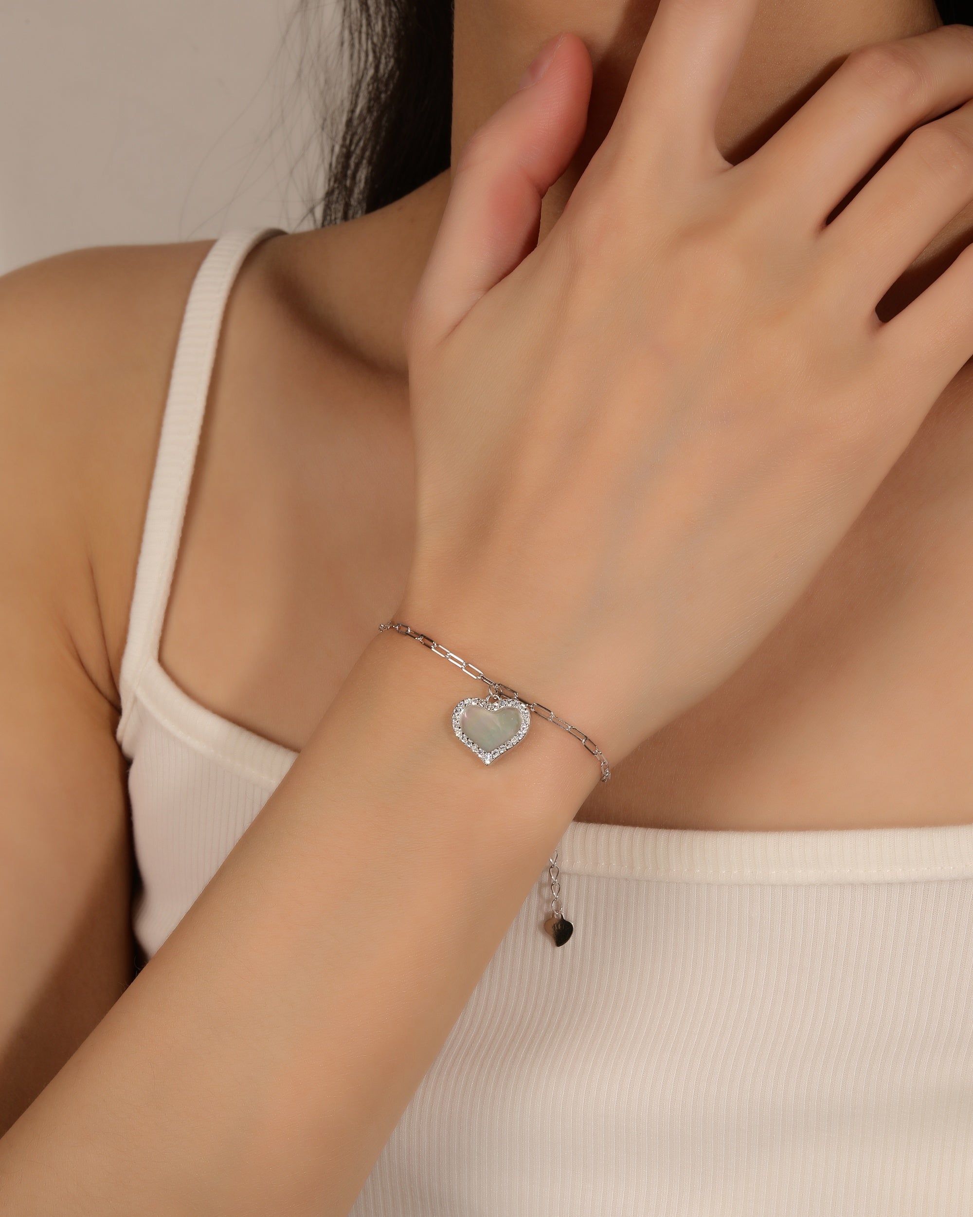Pulsera de eslabon largo con corazon madre perla y circonia en rodizado