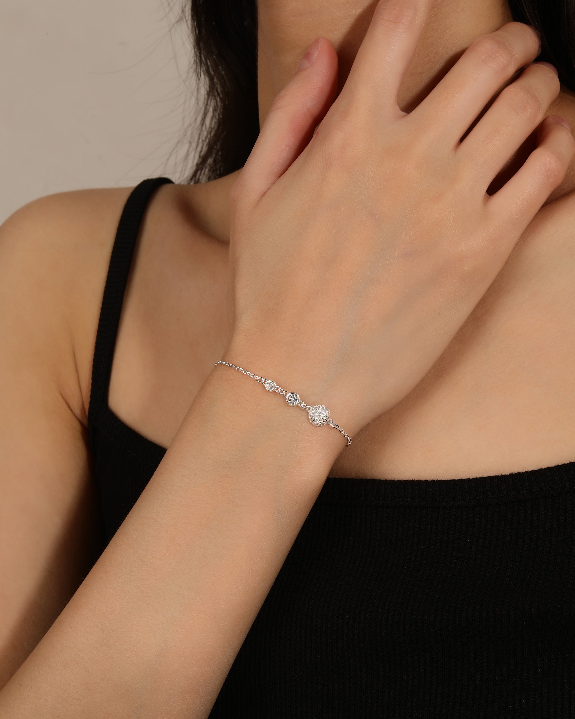 Pulsera con esfera de micro-pavi© y circonias biceladas en plateado