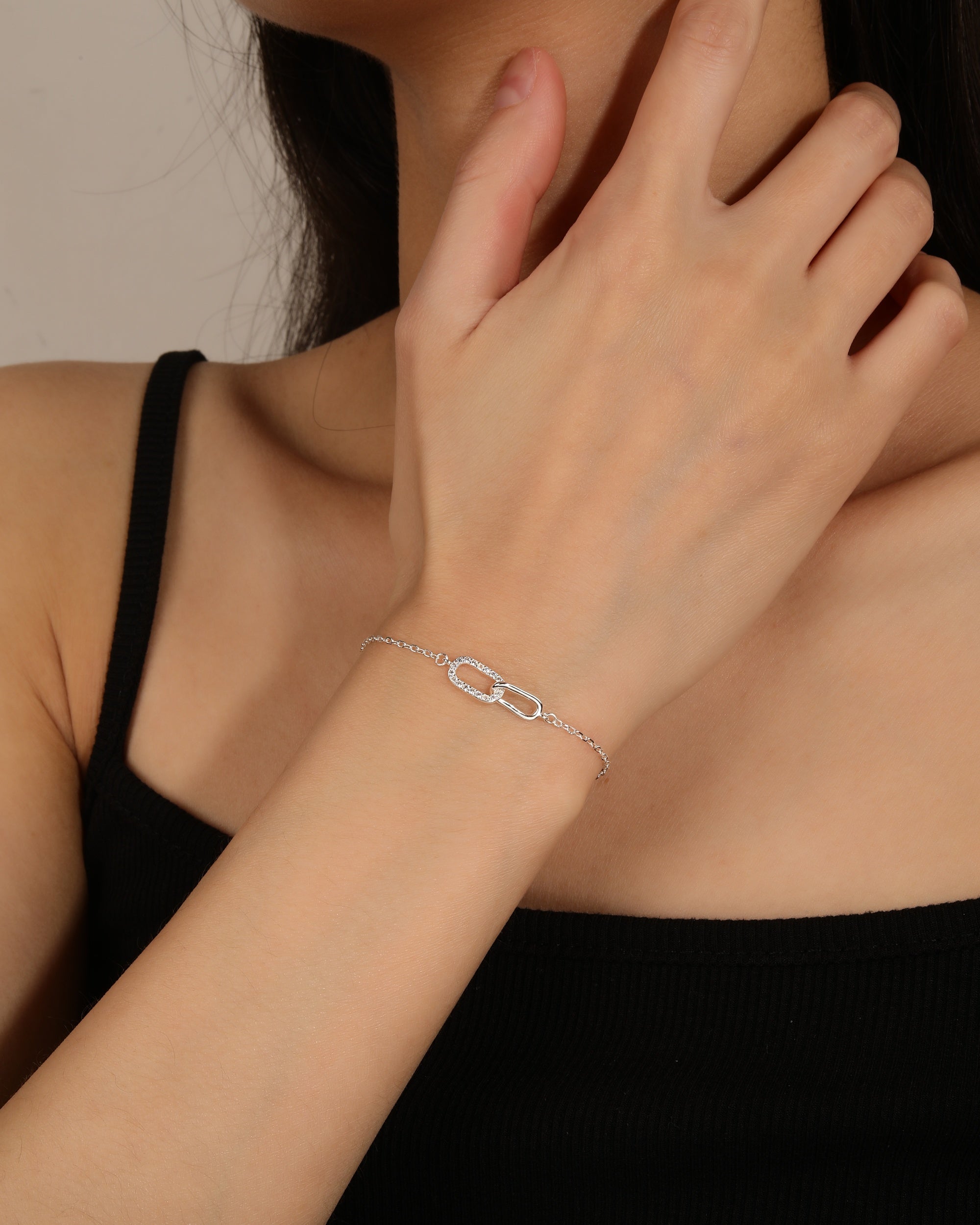 Pulsera sencilla de eslabones encontrados con circonia en plateado