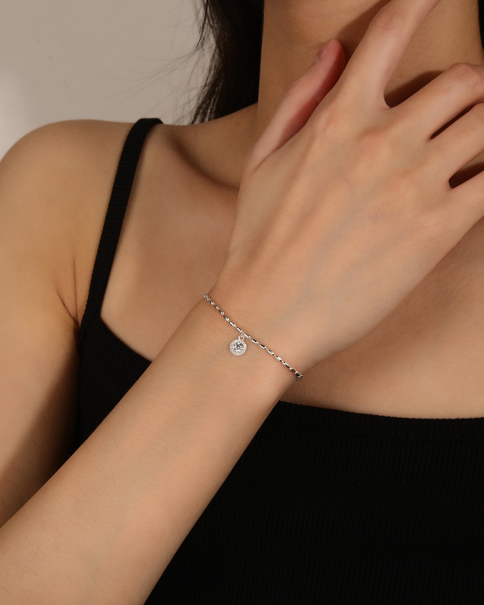 Pulsera mixta con eslabon arroz y esfera de circonias en plateado