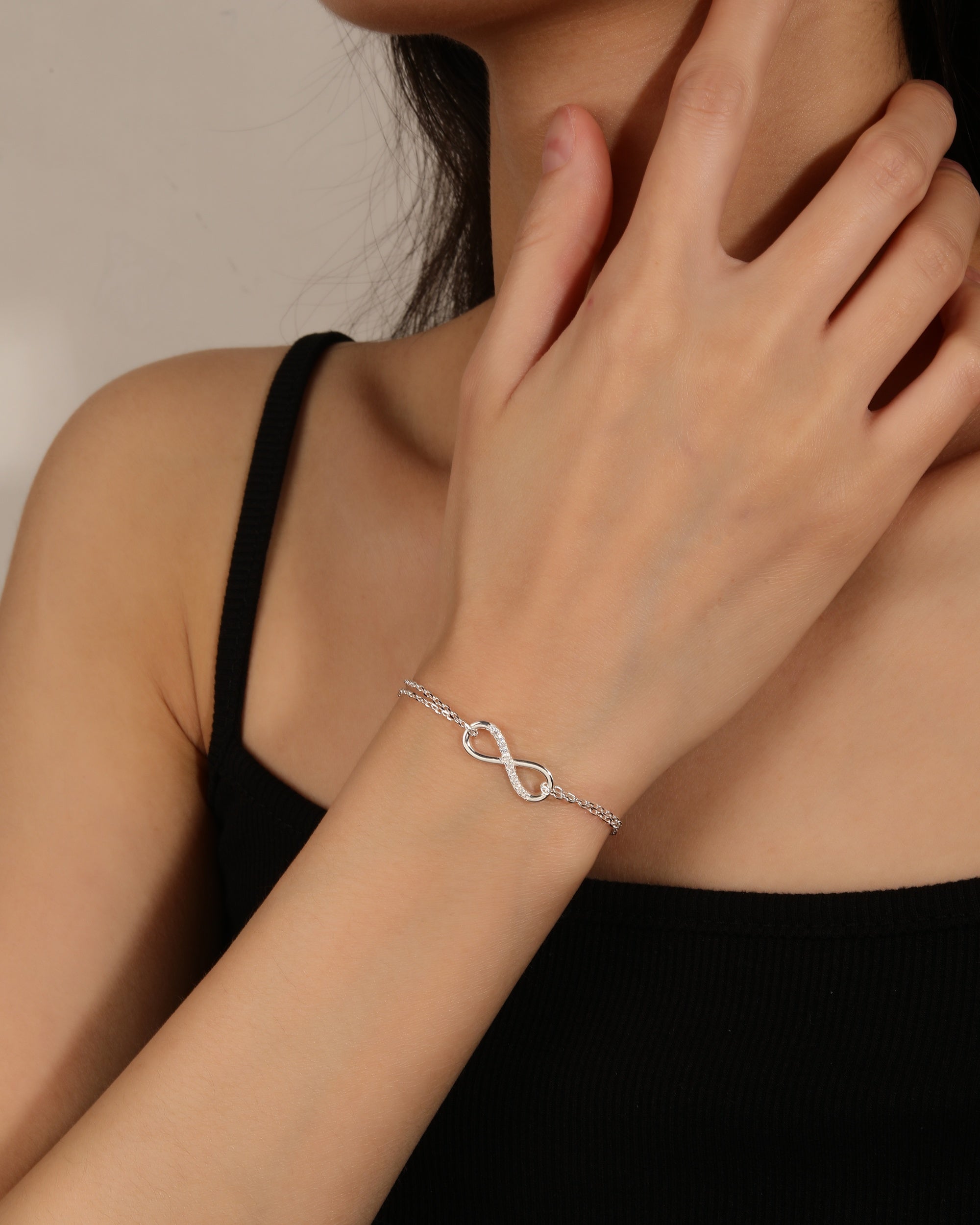 Pulsera doble de infinito con circonia blanca en plateado