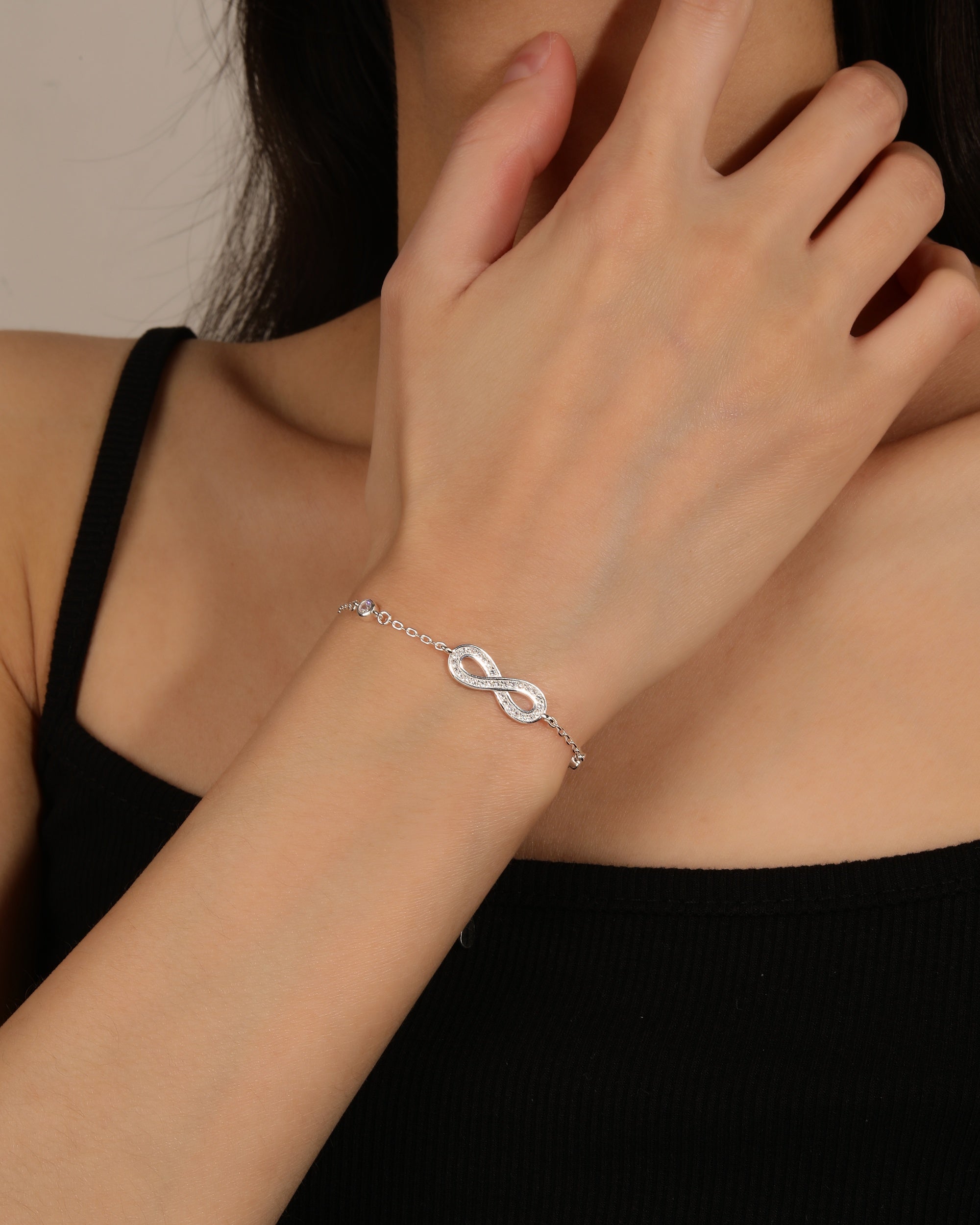 Pulsera sencilla con infinito y circonias biceladas blancas en plateado