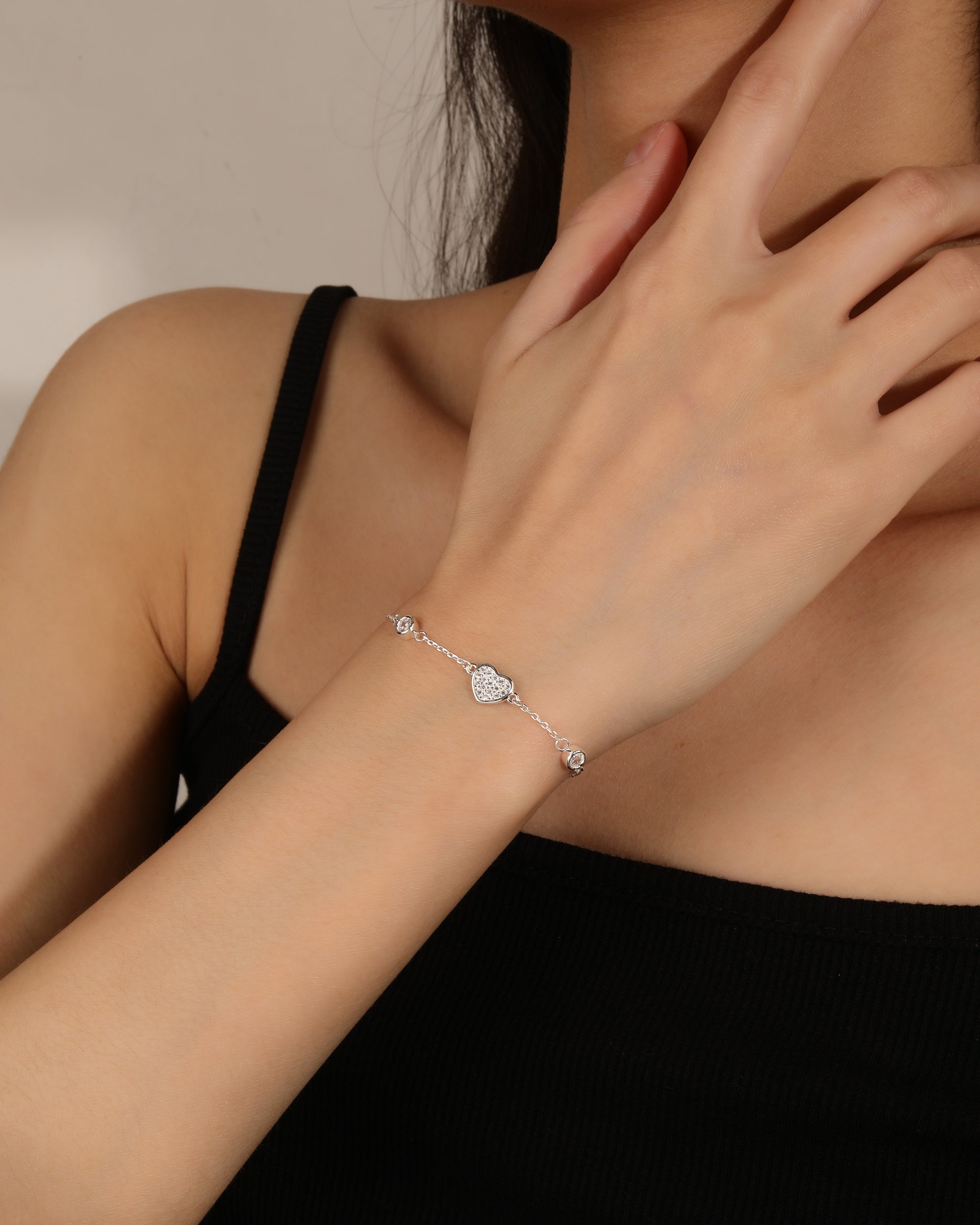 Pulsera sencilla de corazon y circonias bicelados en plateado