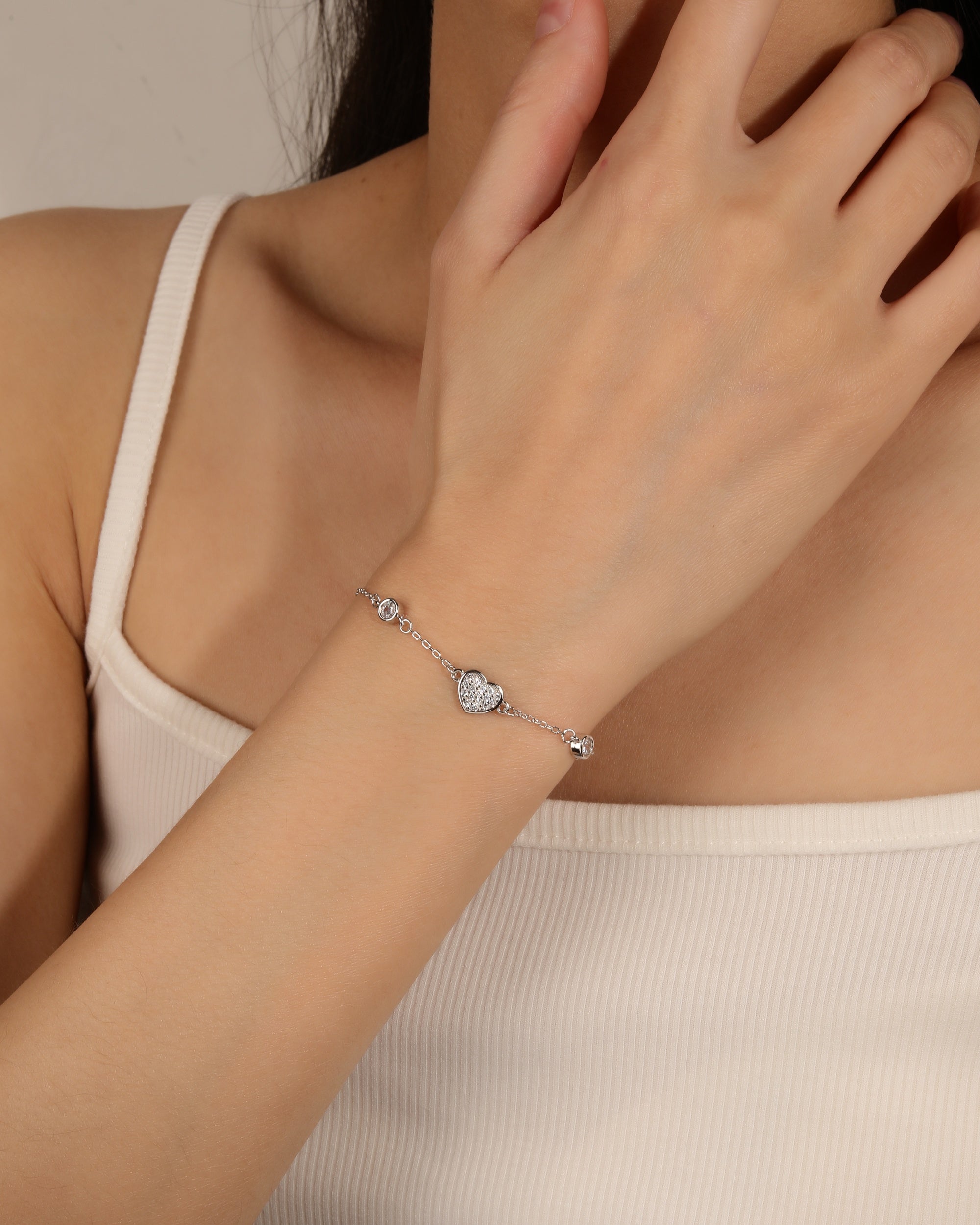 Pulsera sencilla de corazon y circonias bicelados en rodizado