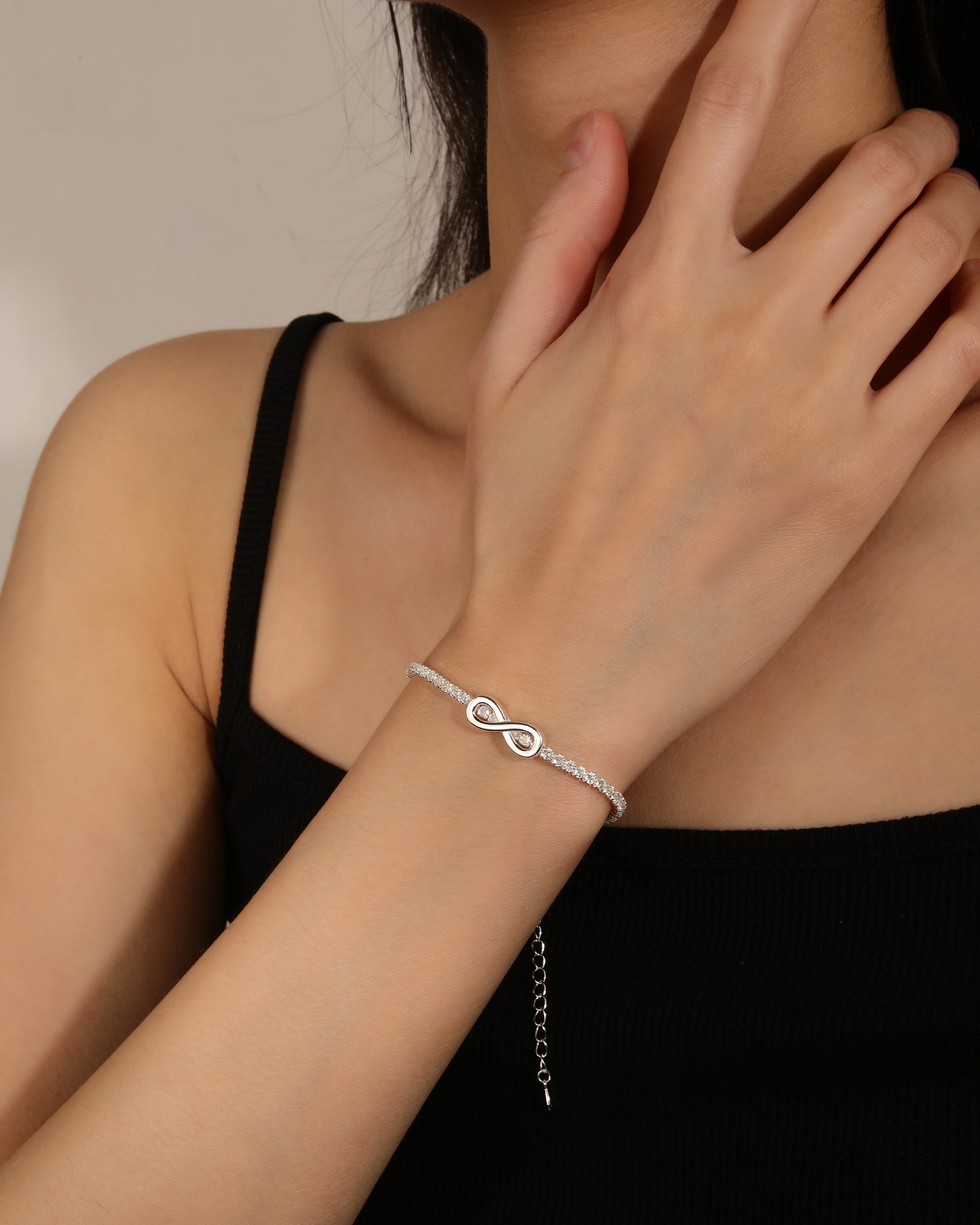 Pulsera de tenis con infinito liso y circonias blancas en plateado