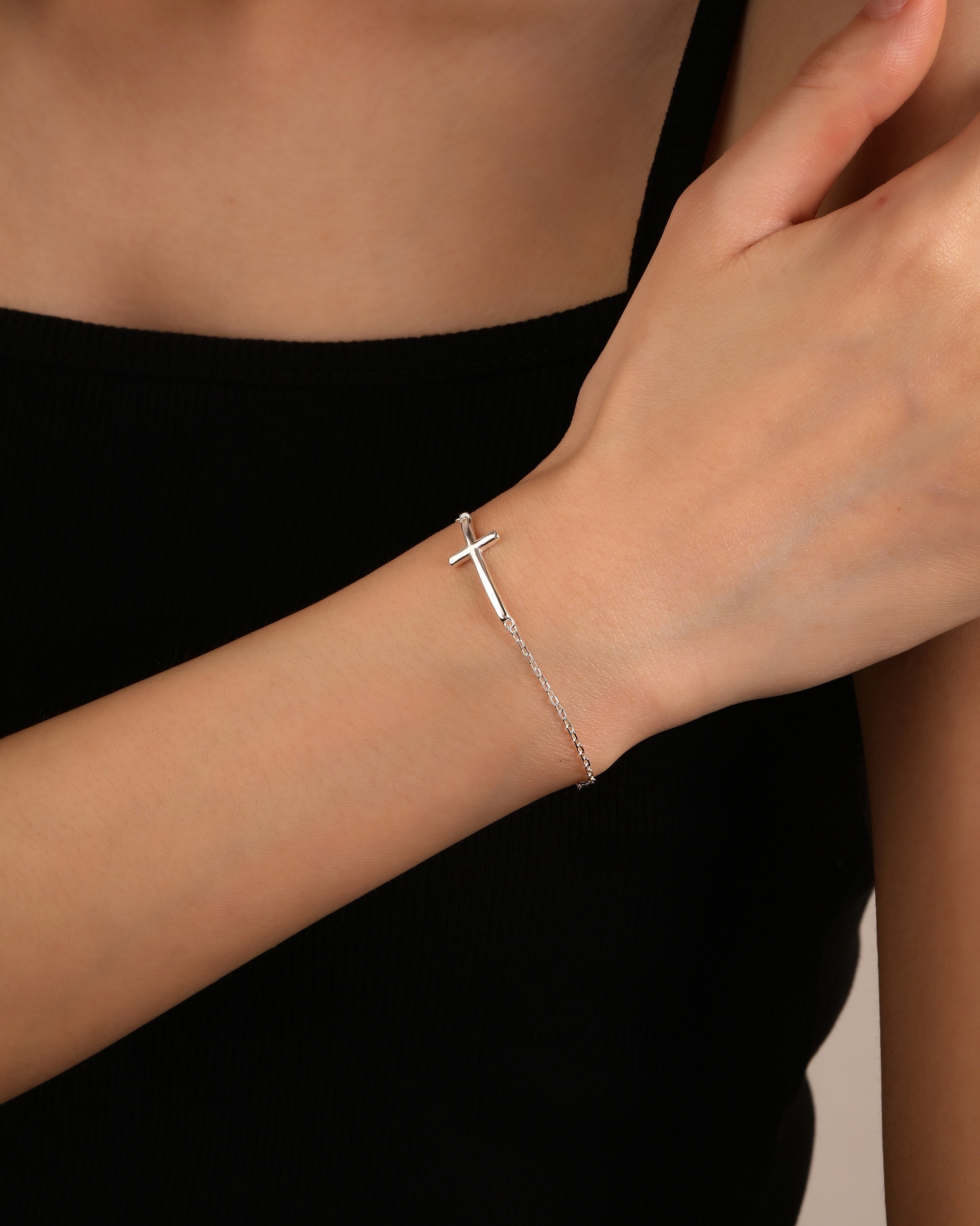 Pulsera de cruz con circonia blanca de 17+3cm en plateado
